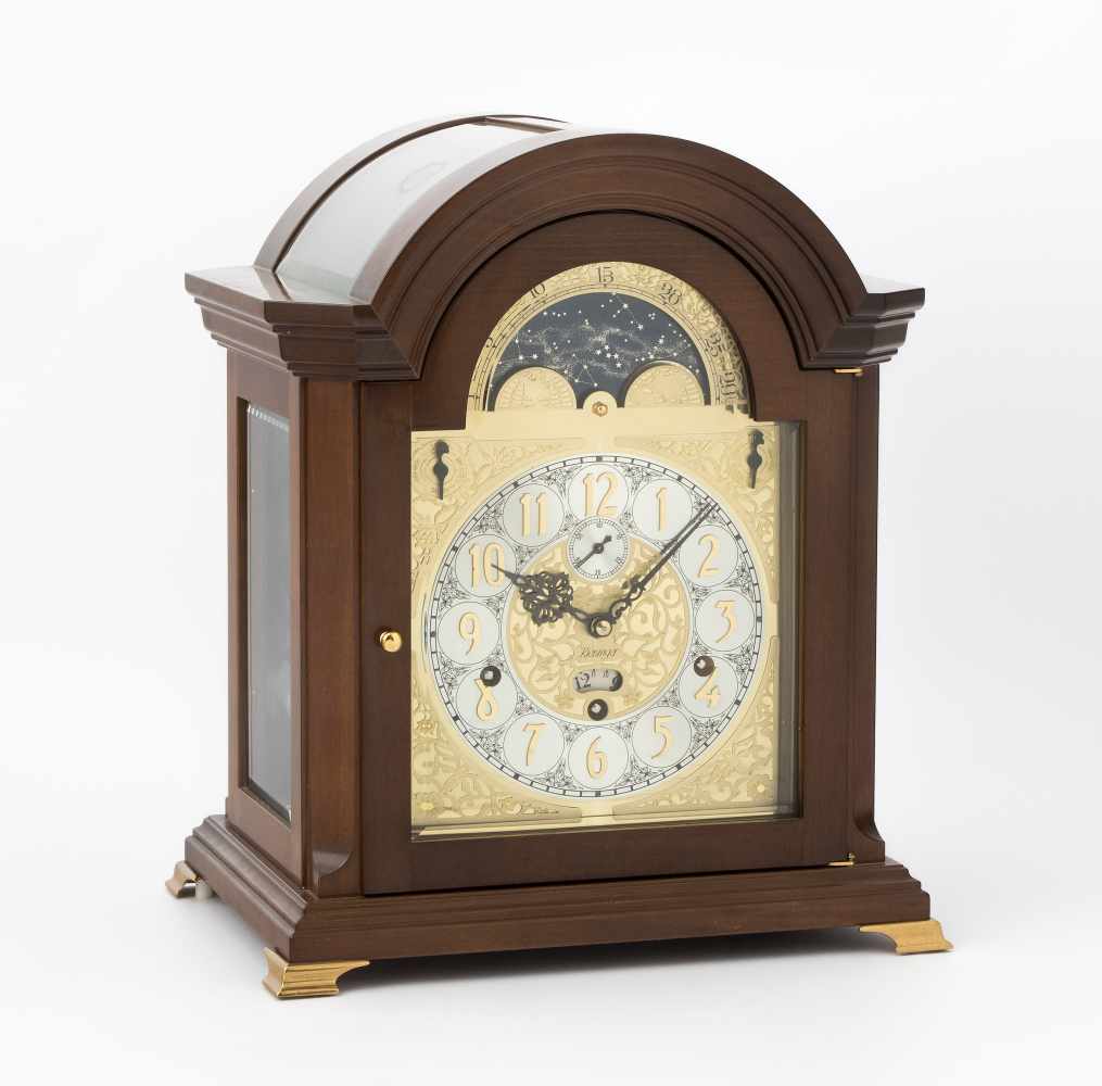 Bracket Clock KieningerDeutschland, 20.Jh. Allseitig verglastes Holzgehäuse auf vier vergoldeten