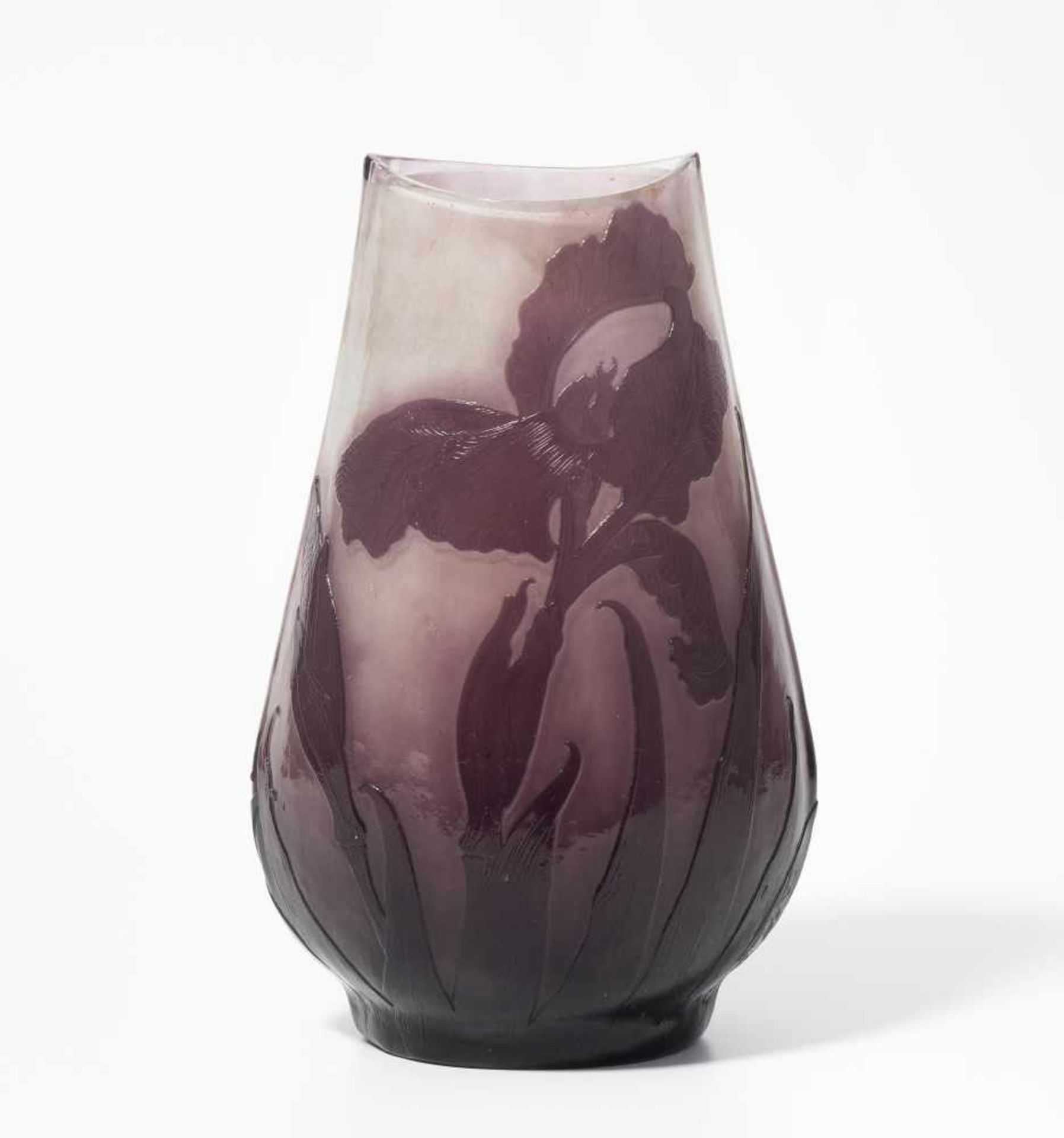 Emile GalléNancy, um 1900. Vase. Farbloses Glas, innen milchigweiss, aussen violett überfangen,