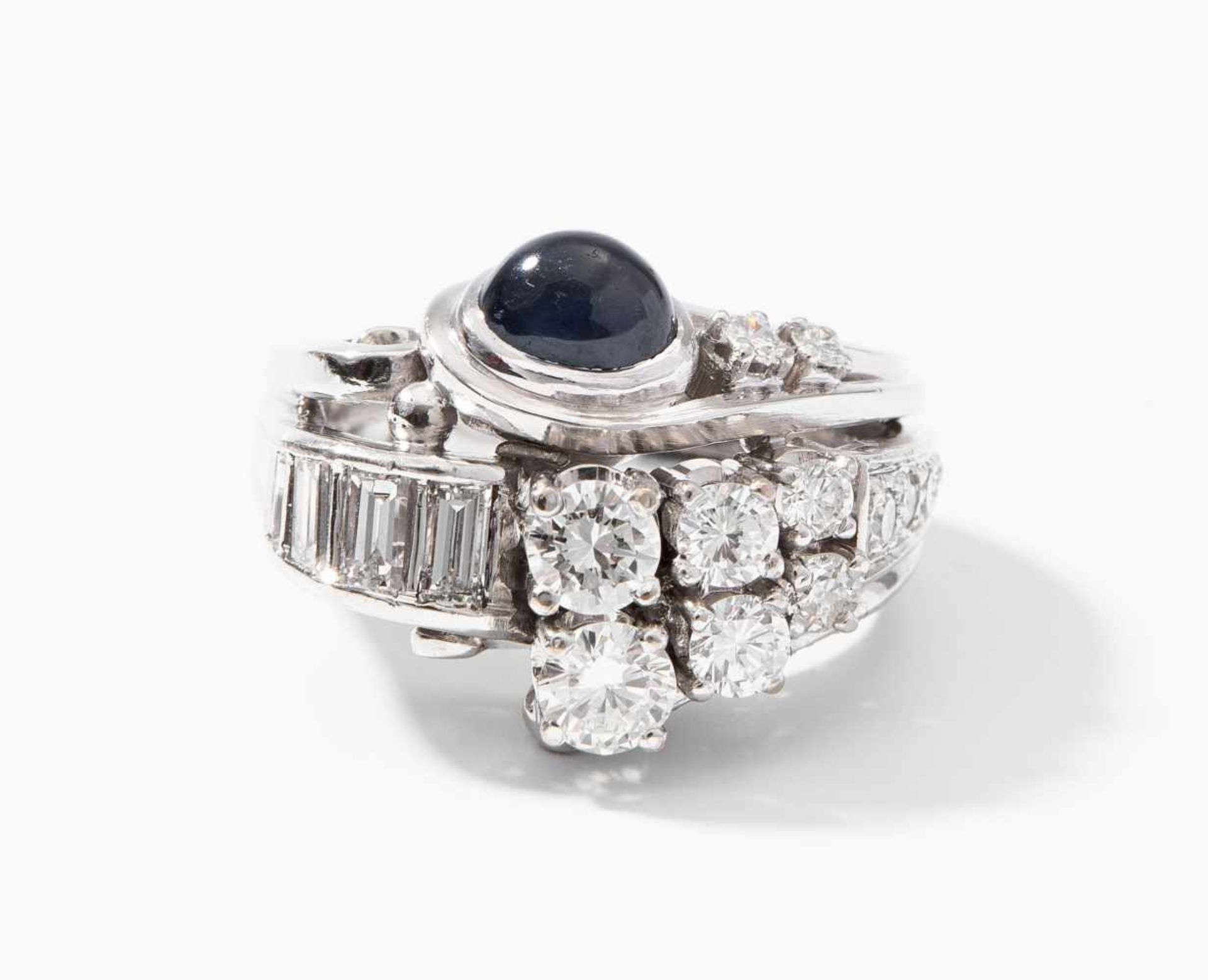 Diamant-Saphir-Ring1940er Jahre. 585 Weissgold. 6 Brillanten ca. 1 ct, 4 Diamant-Baguetten ca. 0.