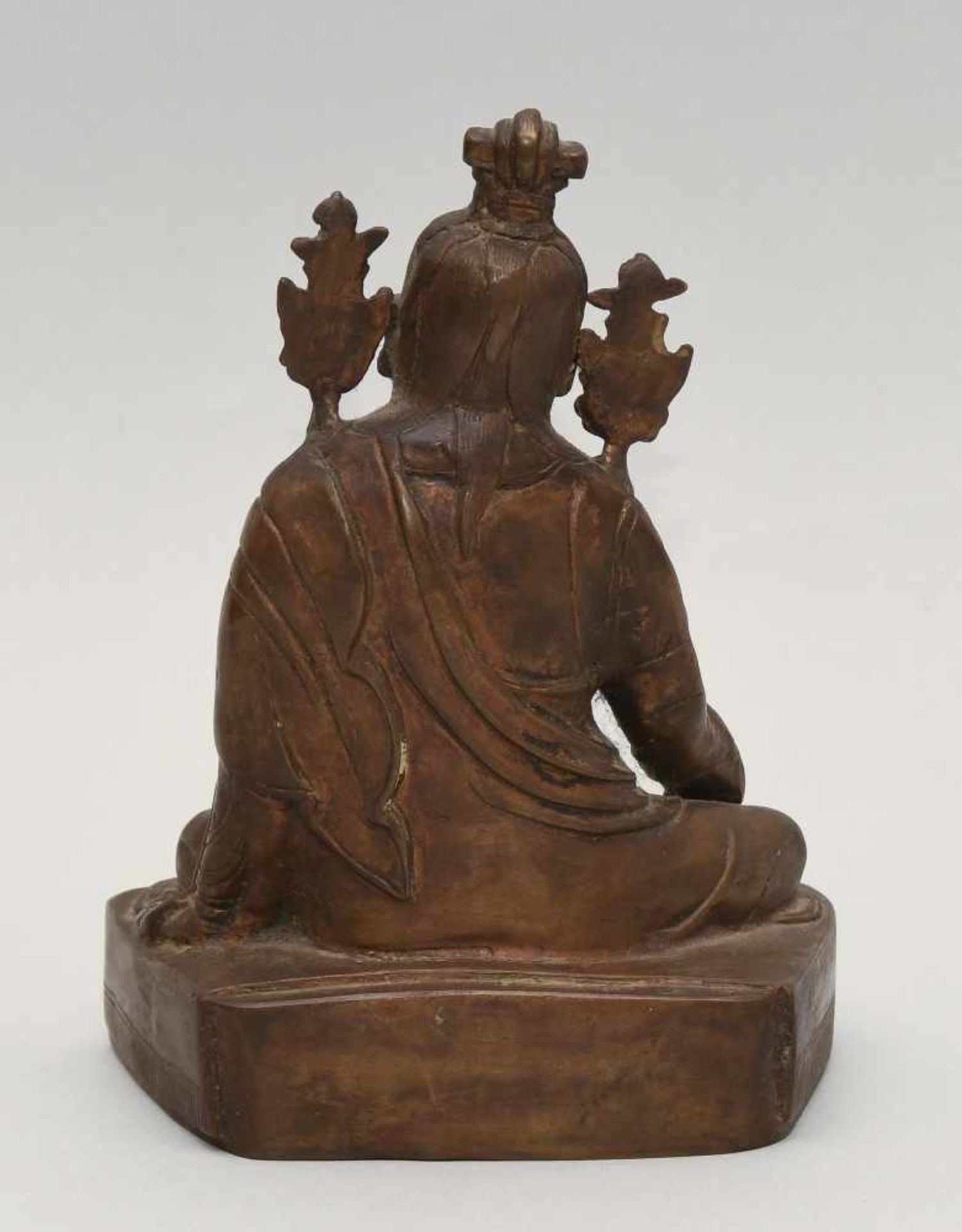 Figur eines GurusTibet/Nepal. Bronze mit Resten einer Vergoldung. Auf einem Kissen in lockerer - Bild 4 aus 7