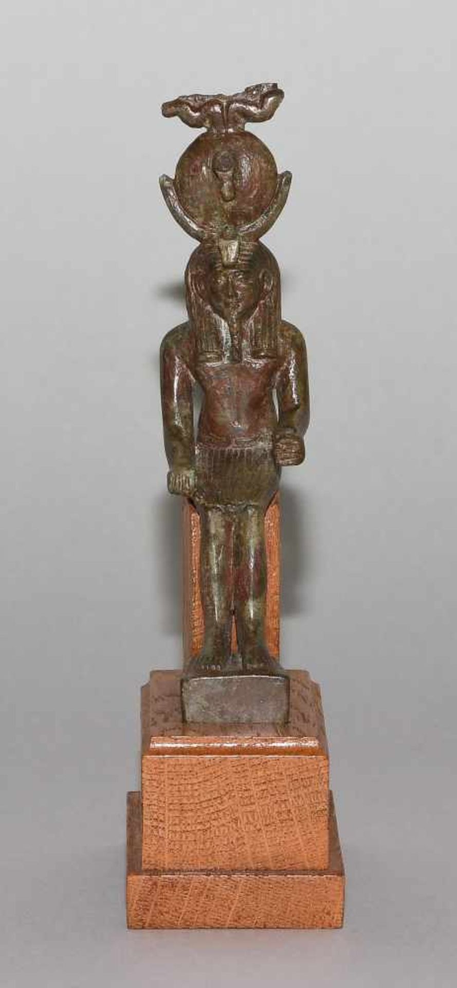 Sitzender Khonsu mit MondscheibeAegypten, Spätzeit, 664–332 B.C. Bronzevollguss. Feine Darstellung - Bild 2 aus 8