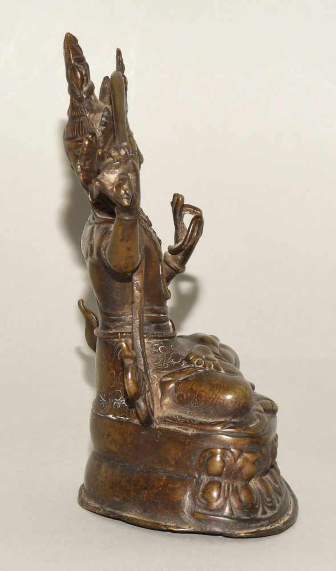 ManjushriNepal. Bronze. Auf doppeltem Lotossockel in padmasana sitzender Manjushri, seine rechte - Bild 5 aus 7