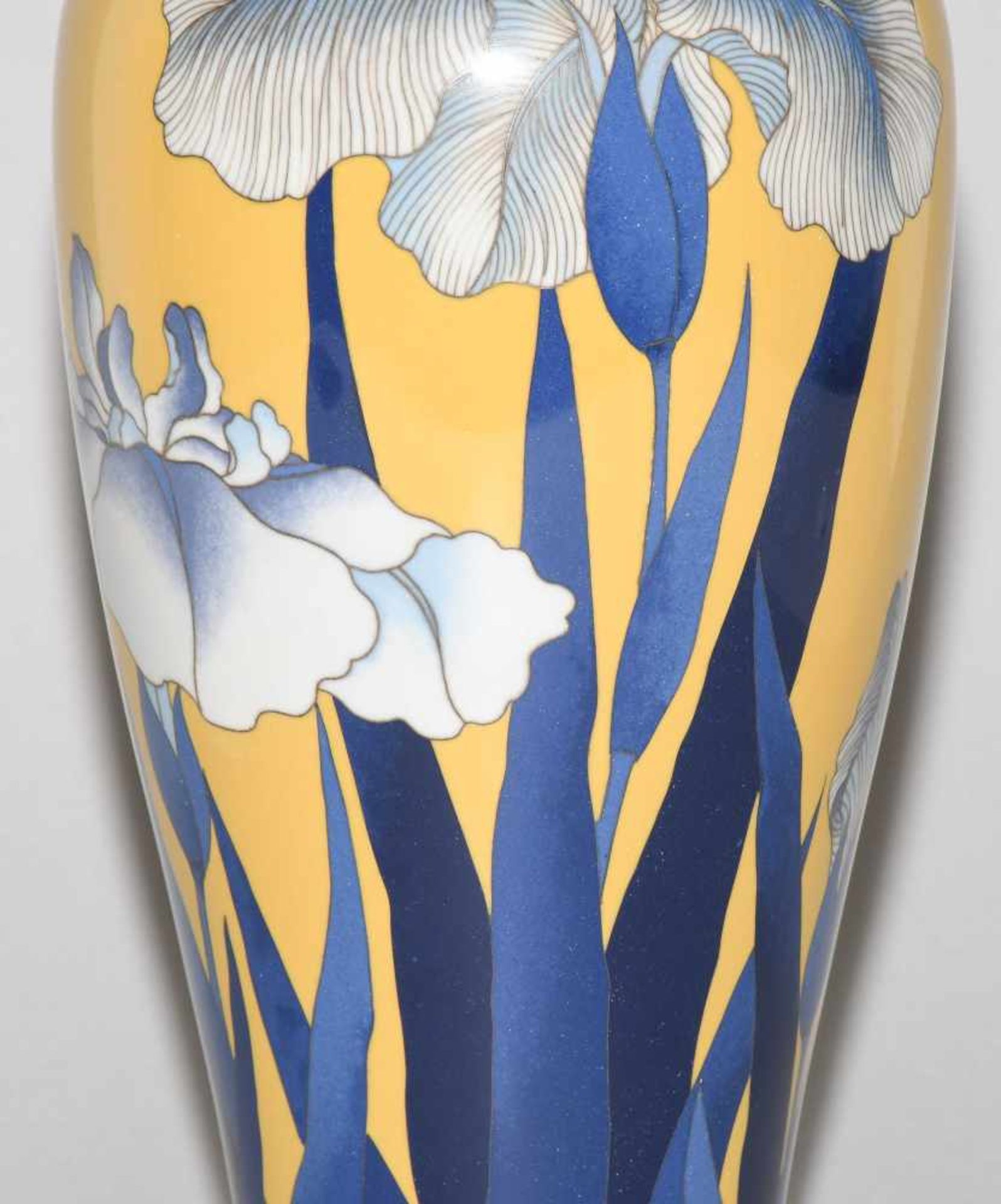 Cloisonné VaseJapan, späte Meiji-Zeit. Schwertlilien in Blau und Weiss auf gelbem Fond. H 30,5 cm. - Bild 9 aus 10