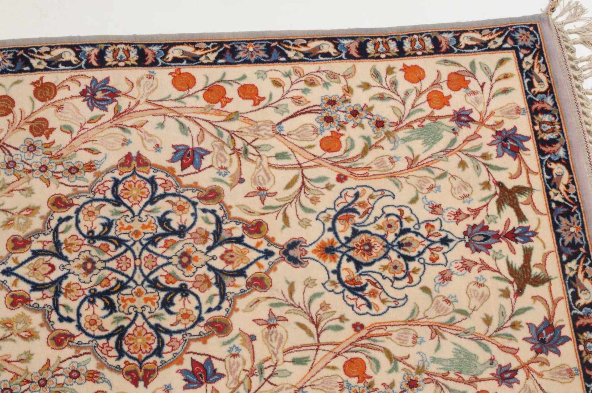IsfahanZ-Persien, um 1960. Kette aus Seide, Flormaterial feine Korkwolle. Auf beigem Grund figuriert - Bild 4 aus 6