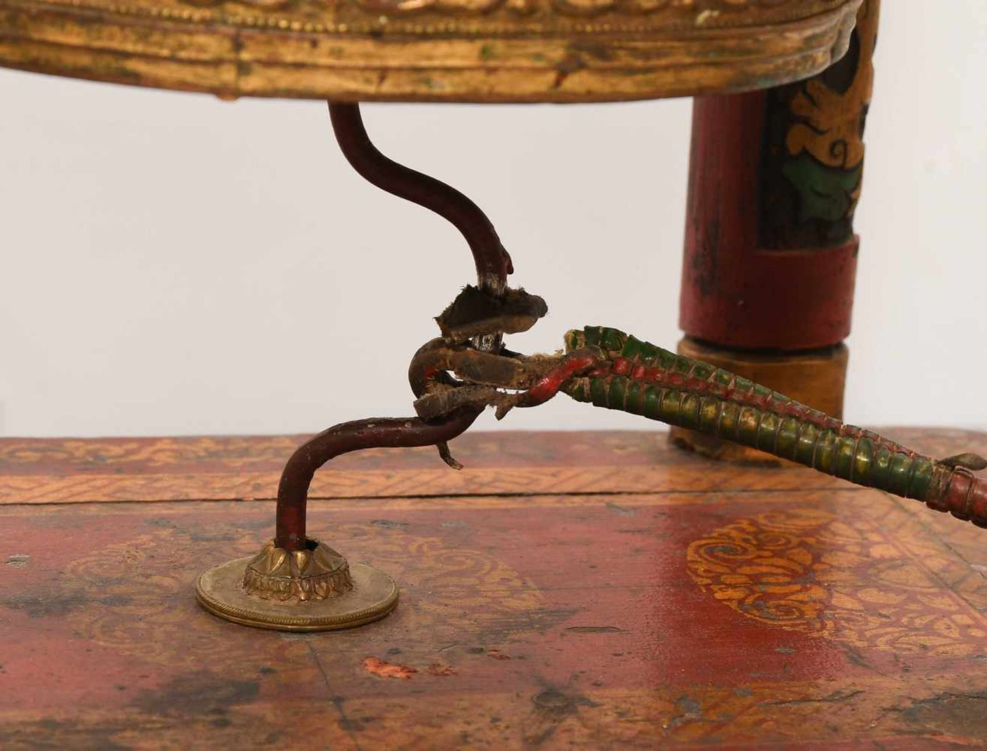 Stand-GebetsmühleTibet. Polychrom bemaltes und mit Drachen verziertes Holzgestell mit Gebetsrad - Bild 8 aus 8