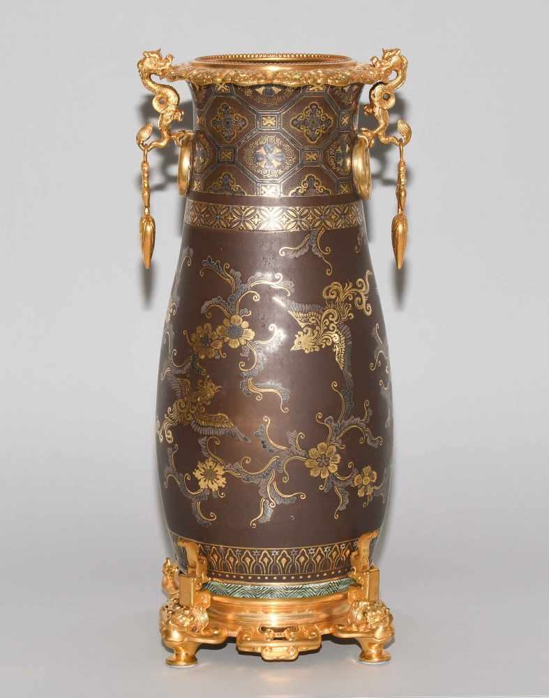 PrunkvaseJapan, um 1900. Kutani. Bronze-imitierender floraler 'Kinrande'-Dekor mit Phönixen. - Image 2 of 20