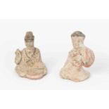 Lot: Zwei sitzende FigurenChina, wohl Han-Dynastie. Kalt bemalte Keramik. Mann mit Tambourin, Frau