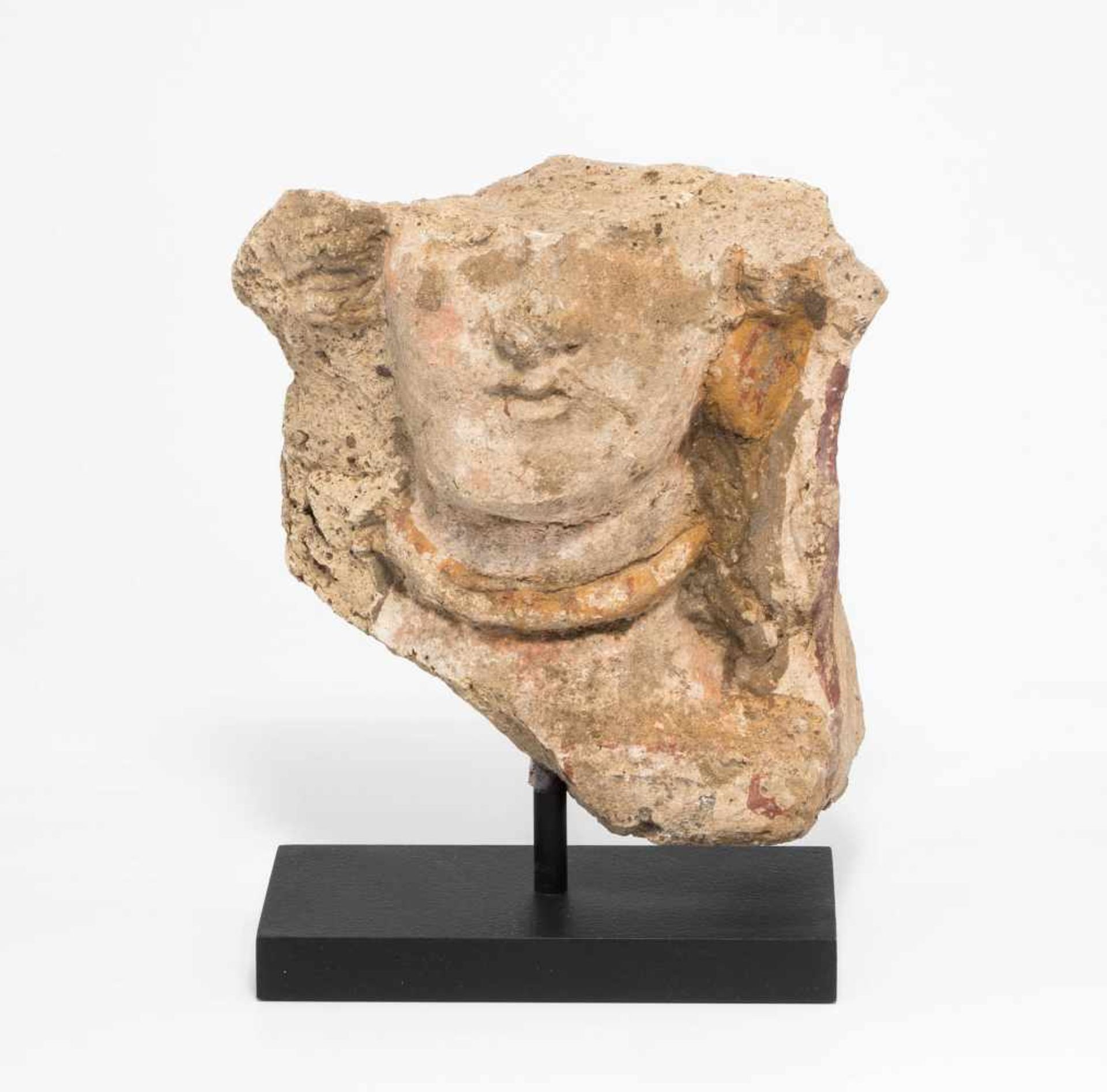 Antefix-FragmentEtruskisch, 4.Jh. v.C. Hellbrauner Ton mit Resten von Bemalung. Stirnziegel mit