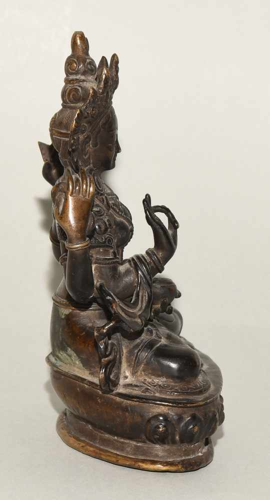 Vierarmiger BodhisattvaNepal, 19./20.Jh. Bronze. Auf Lotossockel sitzender vierarmiger - Image 5 of 7