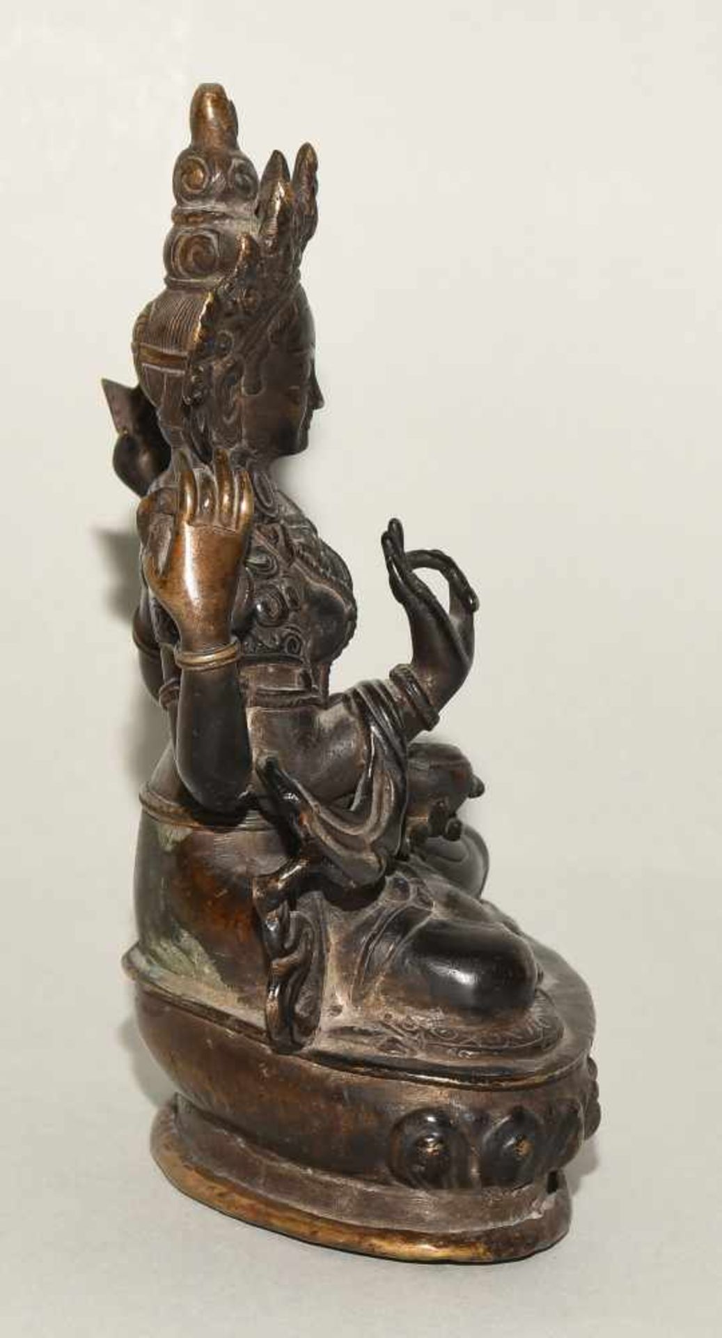 Vierarmiger BodhisattvaNepal, 19./20.Jh. Bronze. Auf Lotossockel sitzender vierarmiger - Bild 5 aus 7