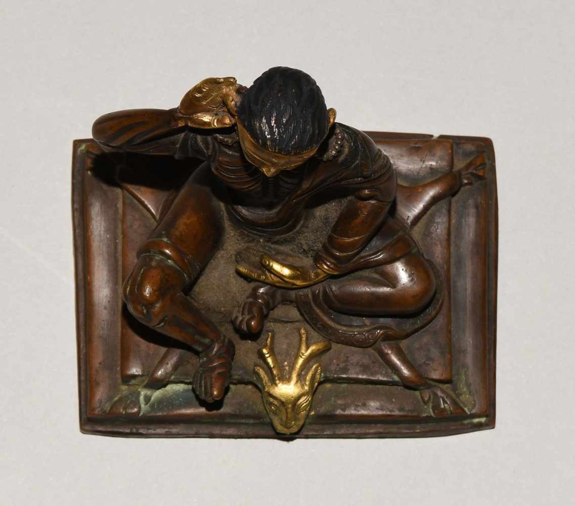Figur des MilarepaNepal, 20.Jh. Bronze, teilvergoldet. Figur des Gurus Milarepa in seiner - Bild 6 aus 7