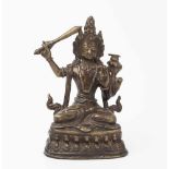 ManjushriNepal. Bronze. Auf doppeltem Lotossockel in padmasana sitzender Manjushri, seine rechte