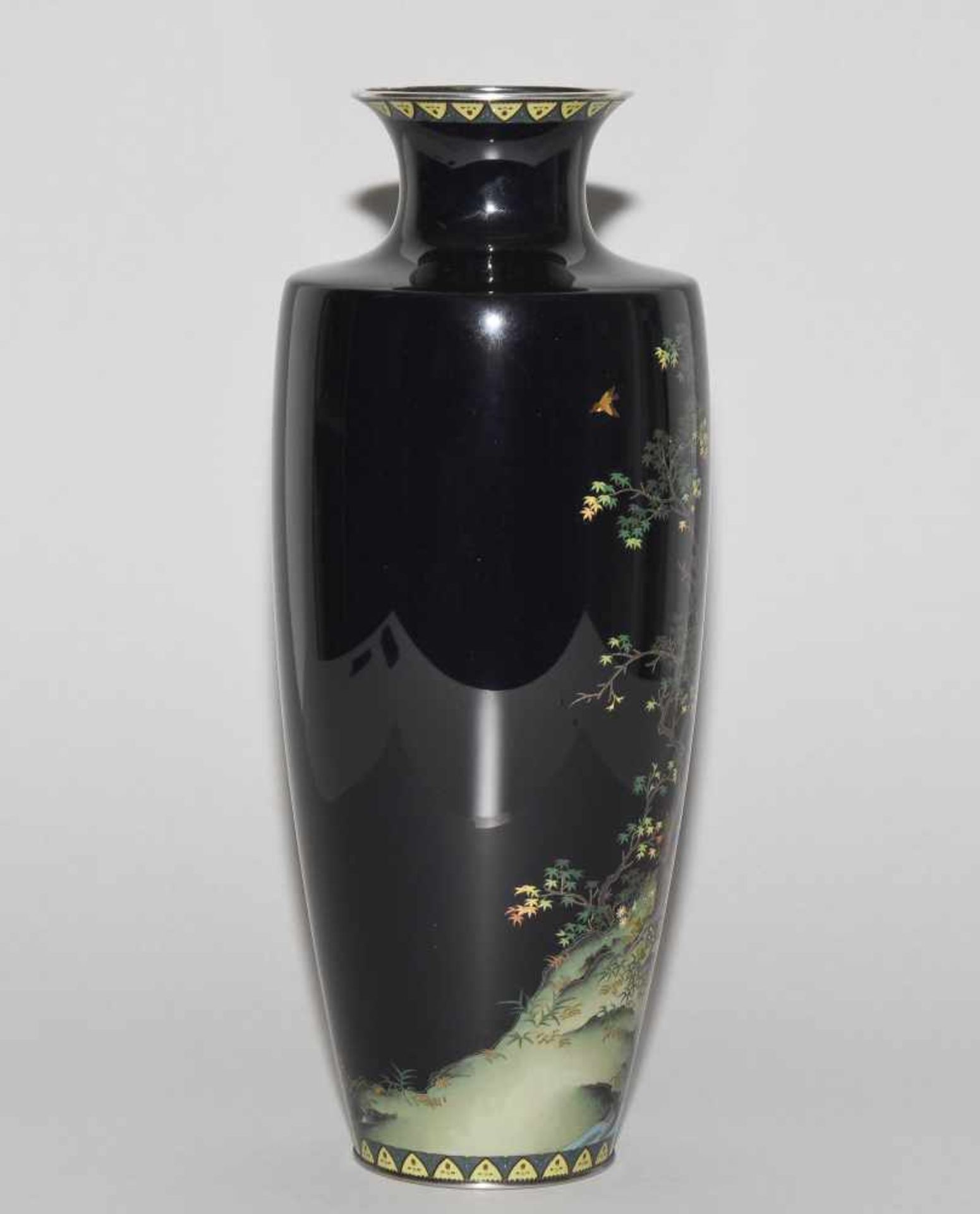 Cloisonné VaseJapan, Meiji-Zeit. Inaba Nanaho Studio-Marke. Mit Jungin Silberpunze. Polychromer - Bild 5 aus 9