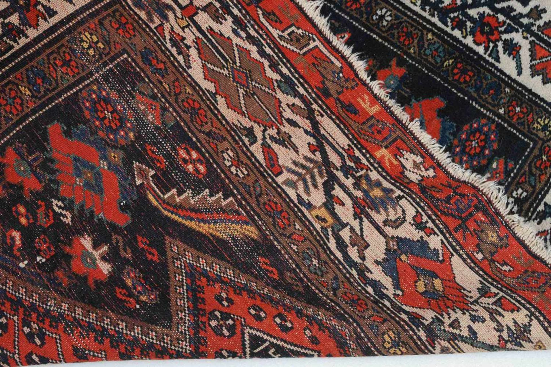MalayerZ-Persien, datiert mit "1331" = 1913. Im orange-roten Mittelfeld ruht ein rautenförmig - Bild 9 aus 12