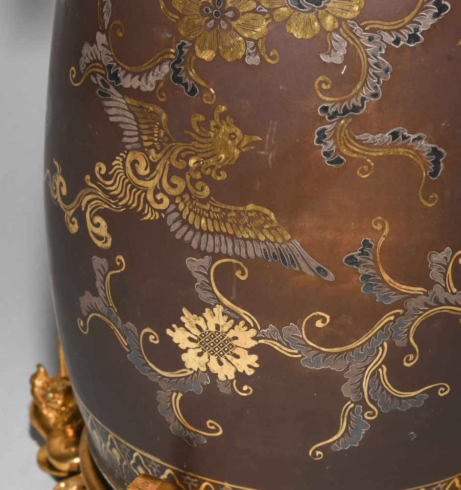 PrunkvaseJapan, um 1900. Kutani. Bronze-imitierender floraler 'Kinrande'-Dekor mit Phönixen. - Image 19 of 20