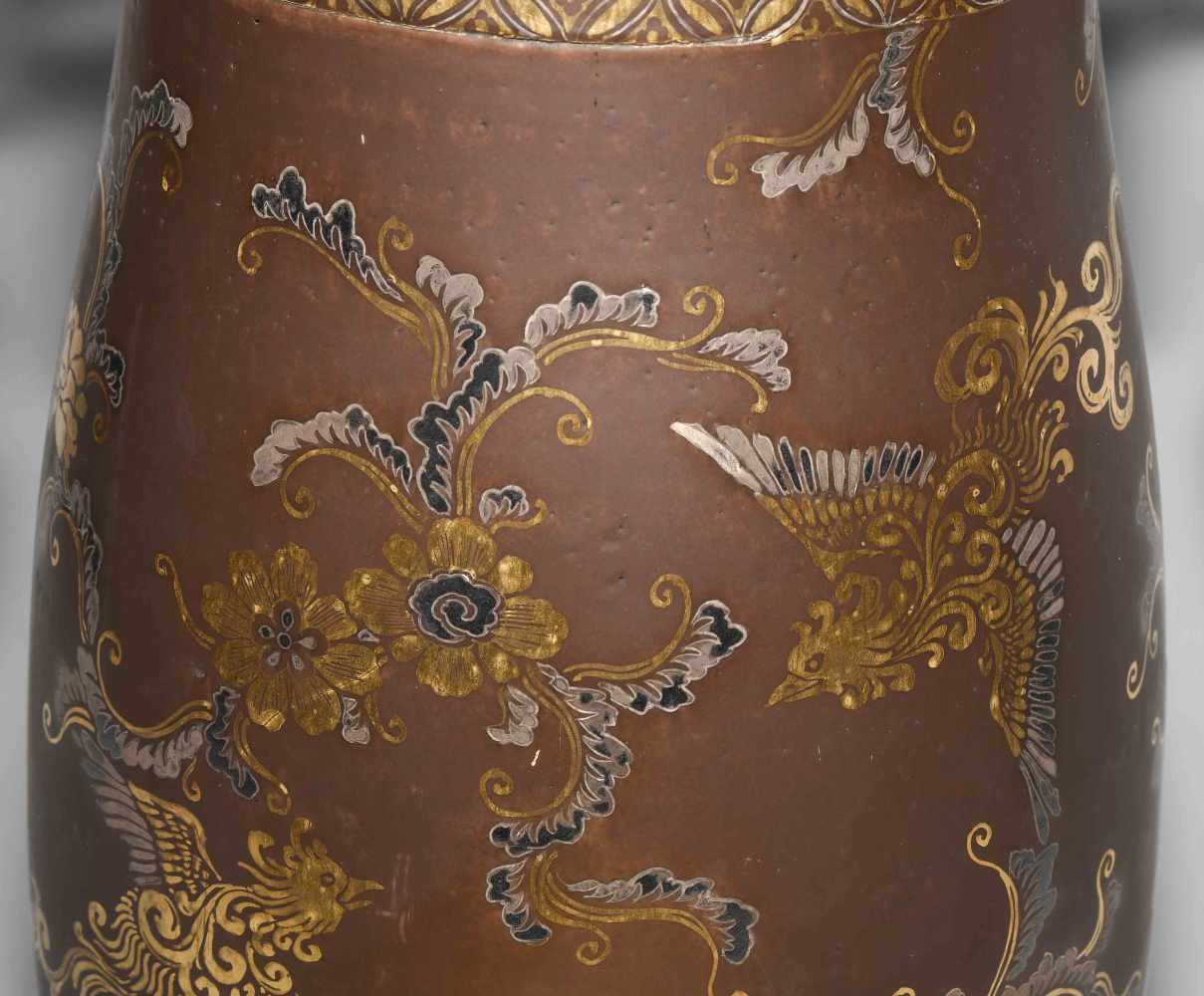 PrunkvaseJapan, um 1900. Kutani. Bronze-imitierender floraler 'Kinrande'-Dekor mit Phönixen. - Image 18 of 20