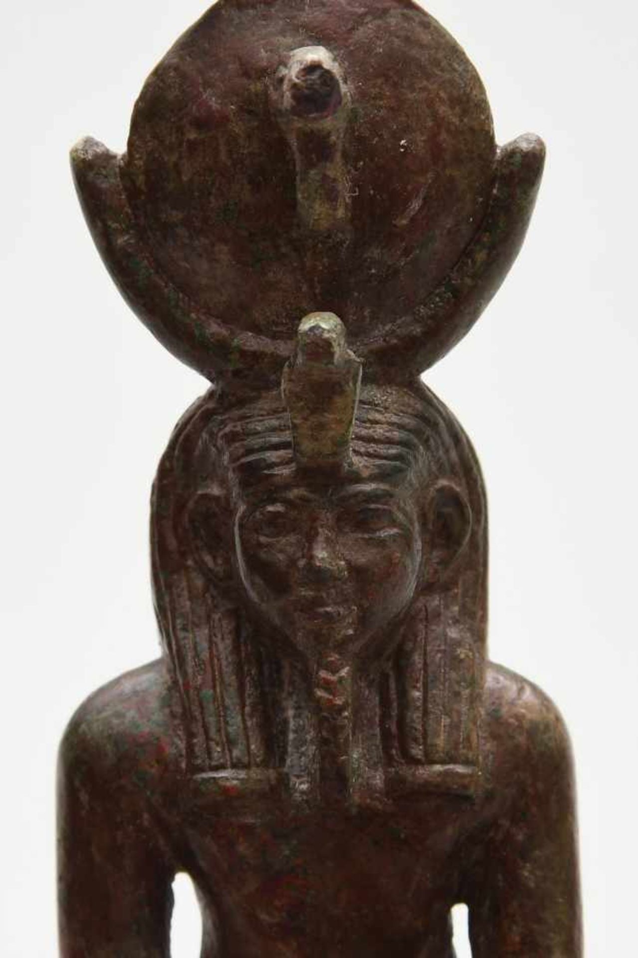 Sitzender Khonsu mit MondscheibeAegypten, Spätzeit, 664–332 B.C. Bronzevollguss. Feine Darstellung - Bild 8 aus 8