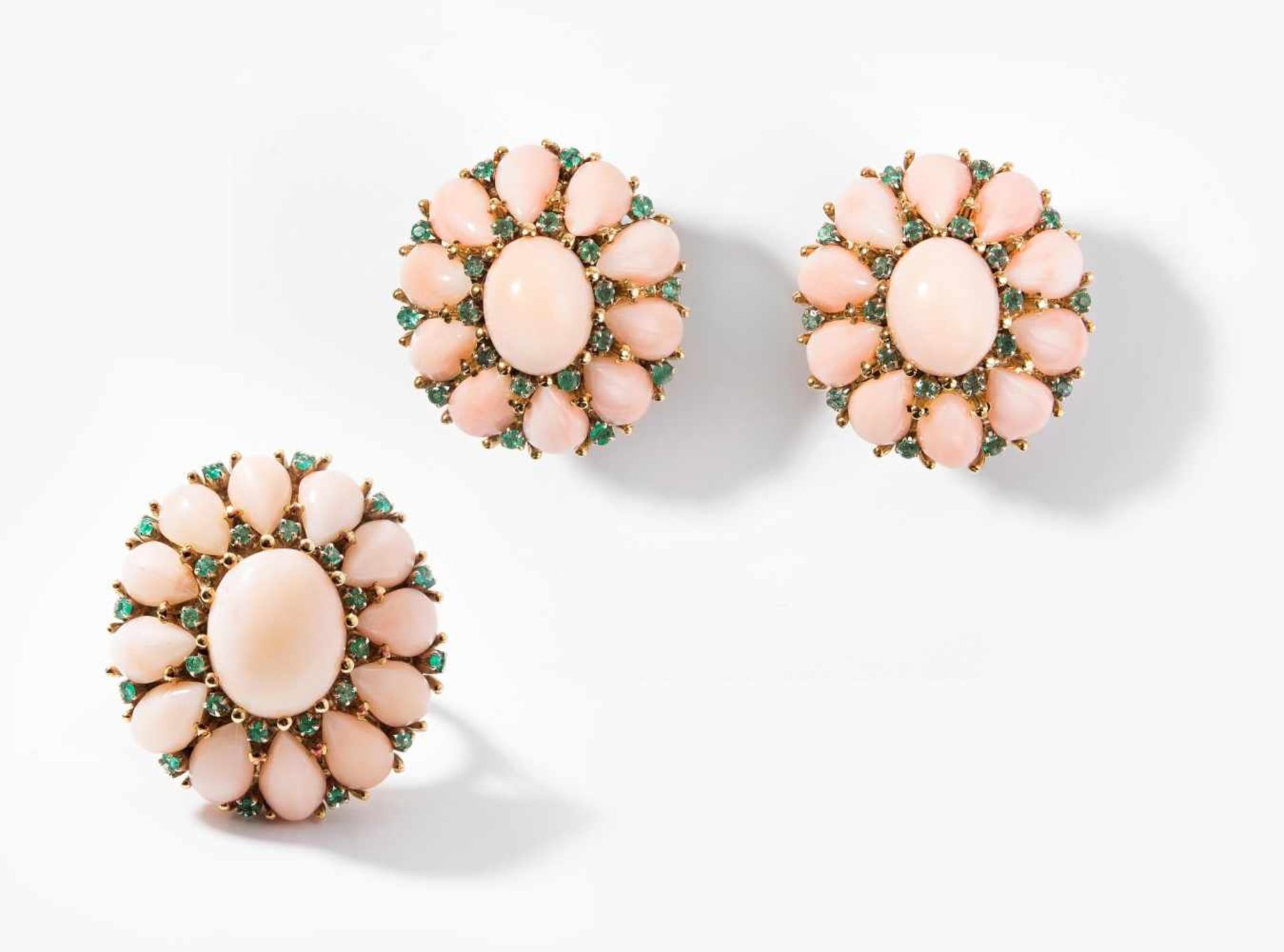 Korallen-Smaragd-Set750 Gelbgold. Ring/Ohrclips. Floralmotive mit 36 rosa Korallen in Oval- und
