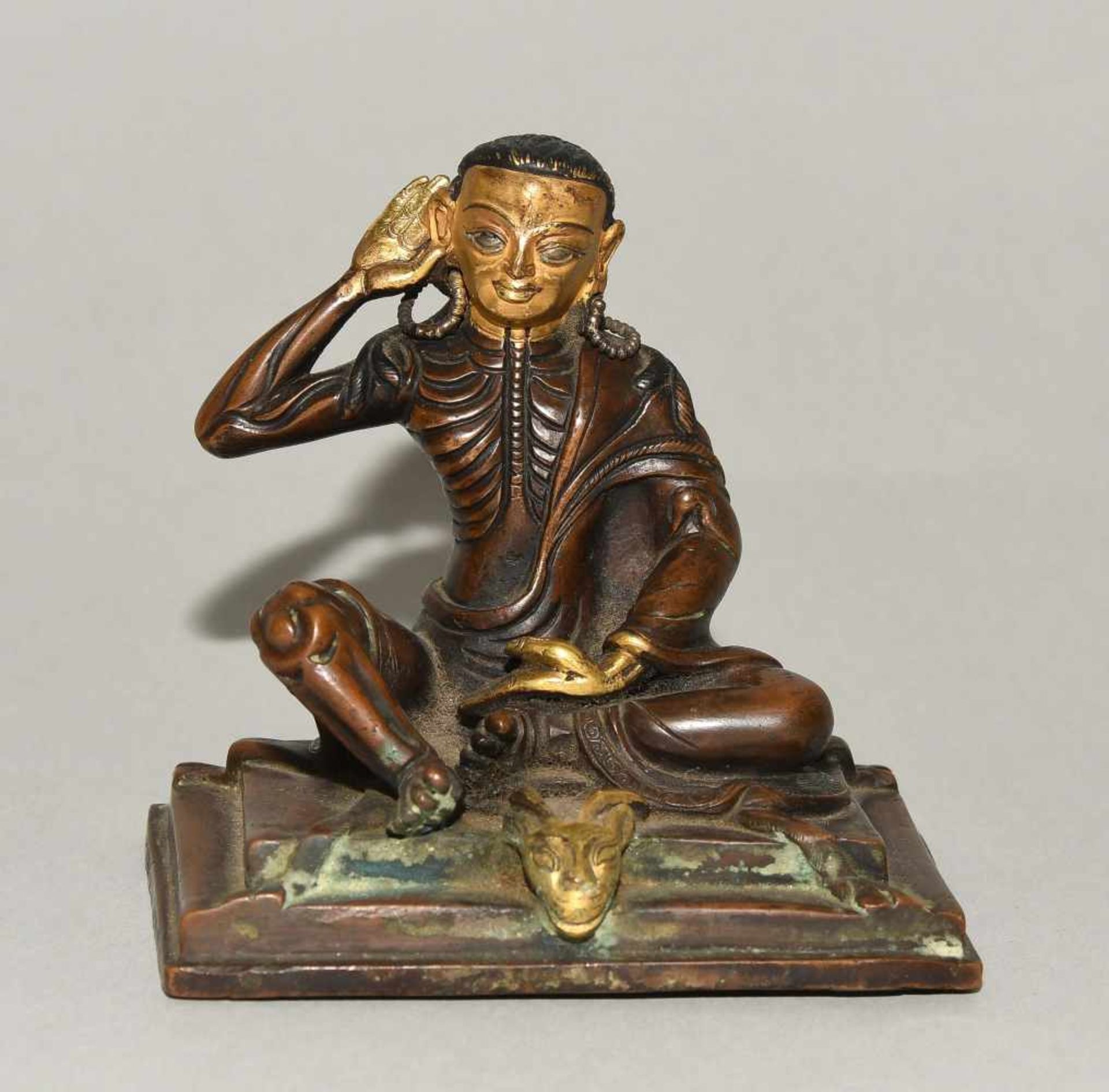 Figur des MilarepaNepal, 20.Jh. Bronze, teilvergoldet. Figur des Gurus Milarepa in seiner - Bild 2 aus 7