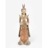 Figur einer HofdameChina, wohl Tang-Dynastie. Kaltbemalte Keramik. Stehende Hofdame in langem Gewand