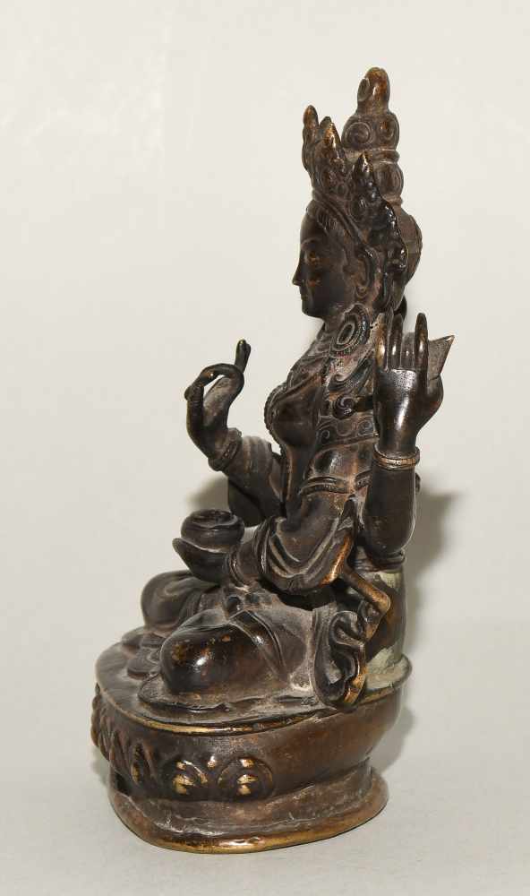 Vierarmiger BodhisattvaNepal, 19./20.Jh. Bronze. Auf Lotossockel sitzender vierarmiger - Image 3 of 7