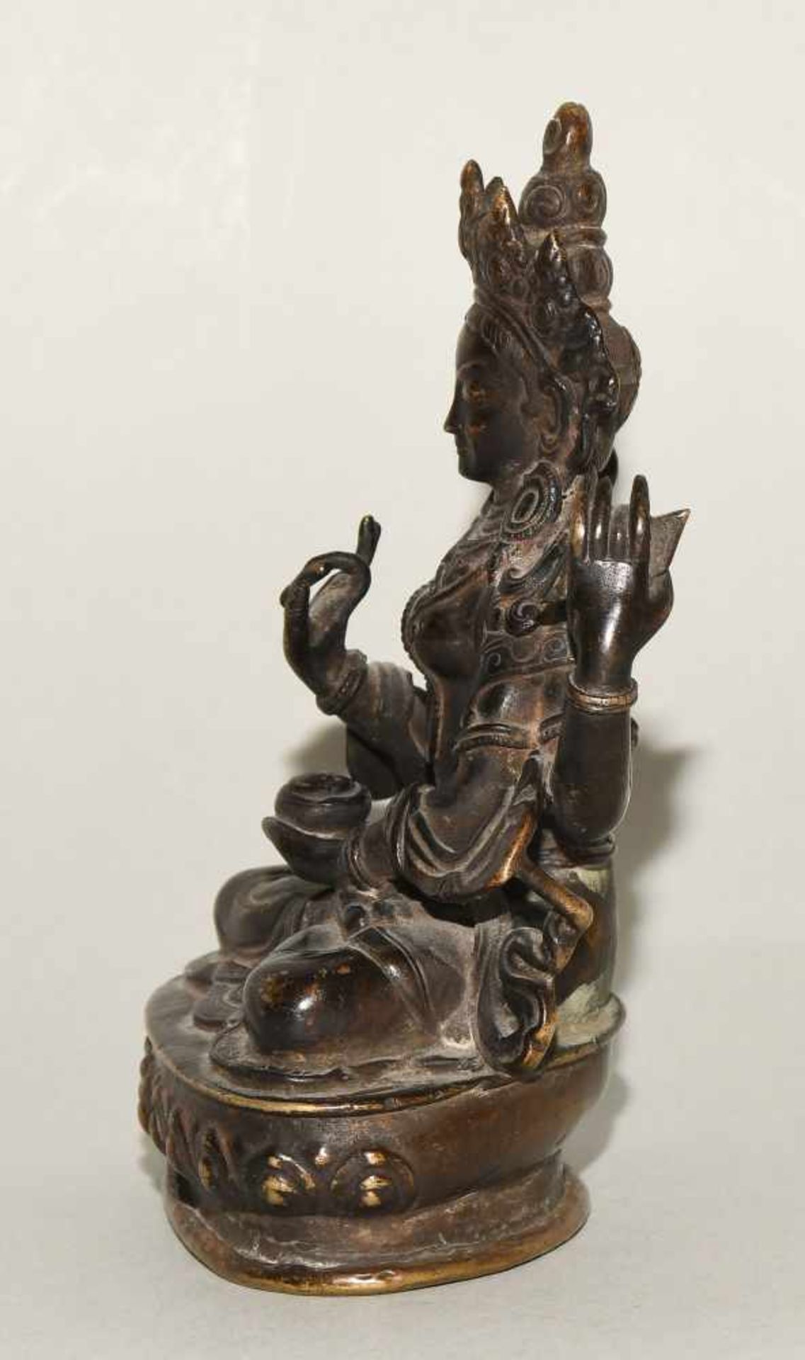 Vierarmiger BodhisattvaNepal, 19./20.Jh. Bronze. Auf Lotossockel sitzender vierarmiger - Bild 3 aus 7