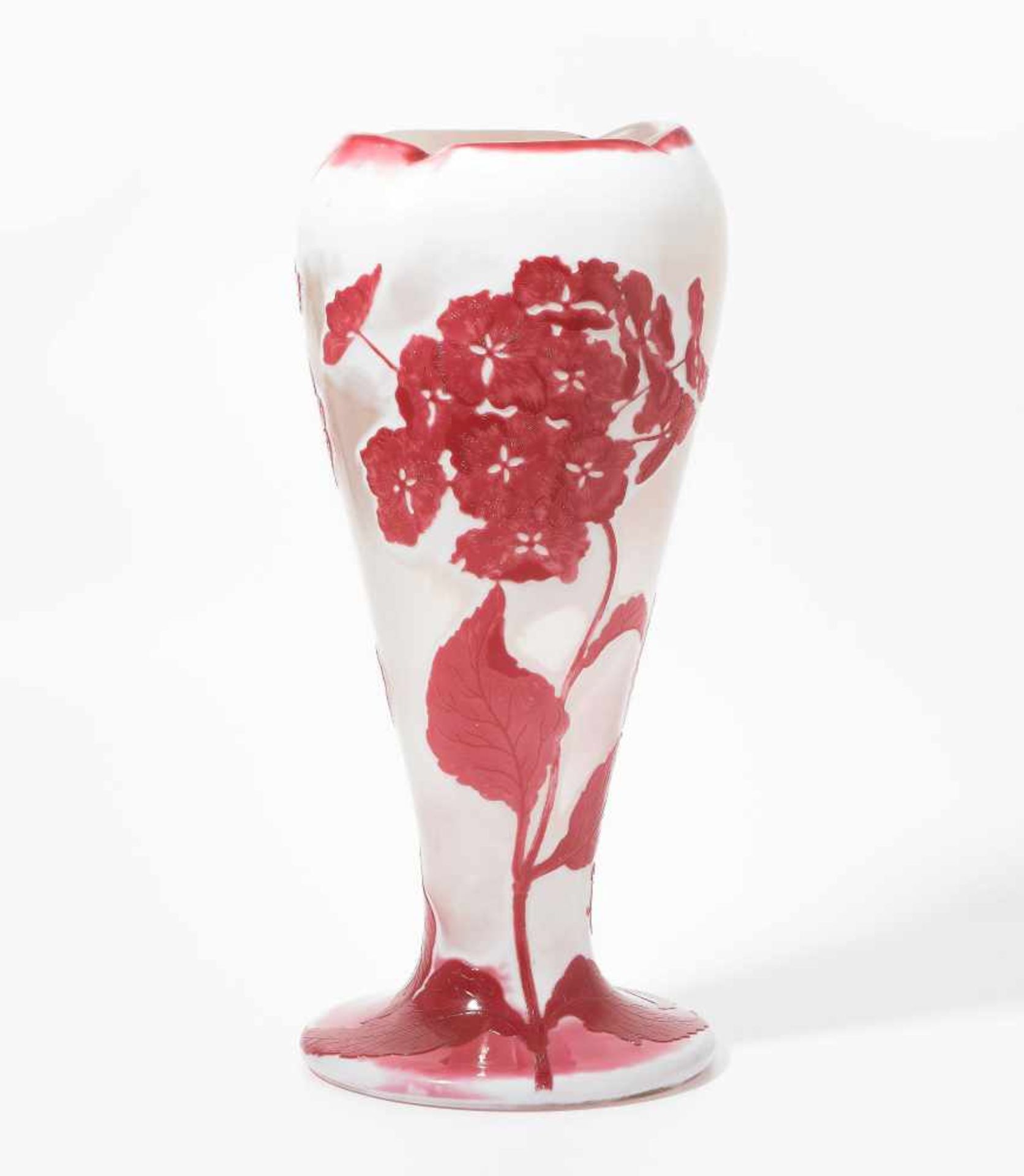 Emile GalléNancy, um 1900. Vase. Farbloses Glas mit milchigweissen Pulvereinschmelzungen, aussen