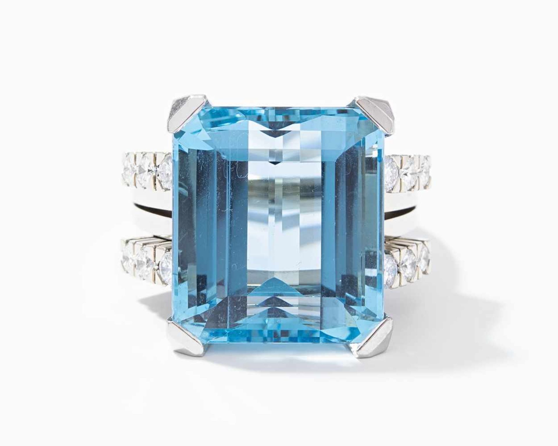 Aquamarin-Brillant-Ring750 Weissgold. 1 okt. Aquamarin ca. 15 ct, 12 Brillanten ca. 0.50 ct. Gr. 52,