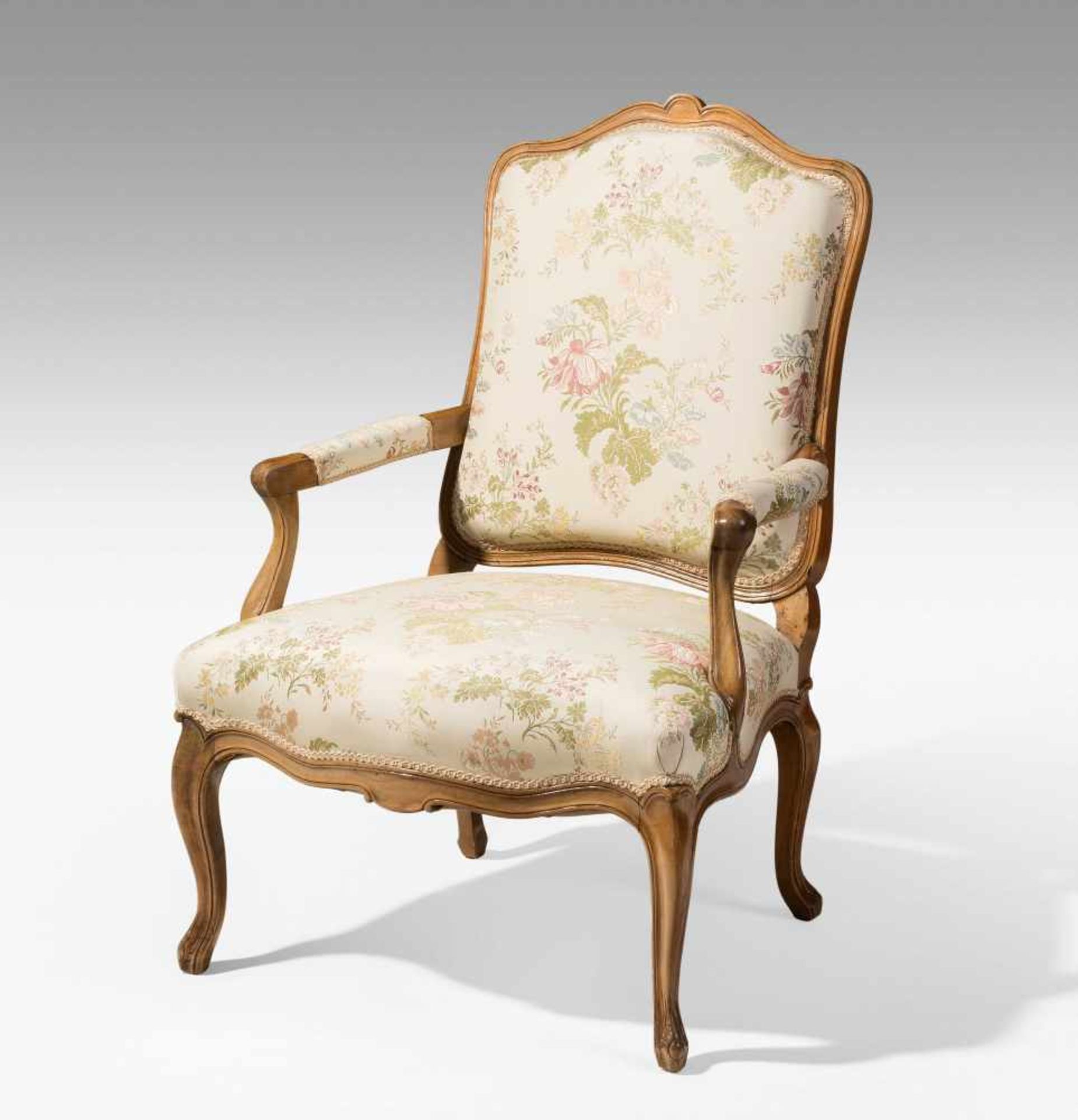 FauteuilBarock ca. 1750. Bern. Nussbaum. Mouliertes Gestell auf ausgestellten Beinen, mit