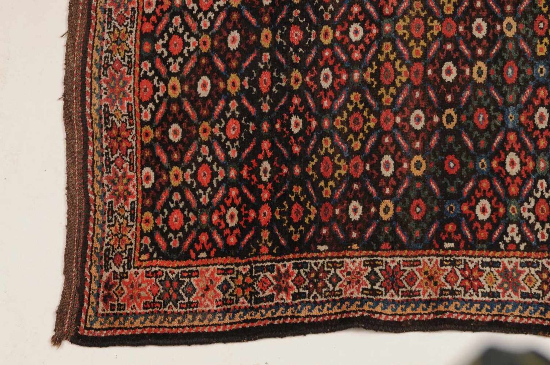 VaraminZ-Persien, um 1910. Auf nachtblauem Grund figuriert eine dekorative diagonal angelegte - Bild 5 aus 10