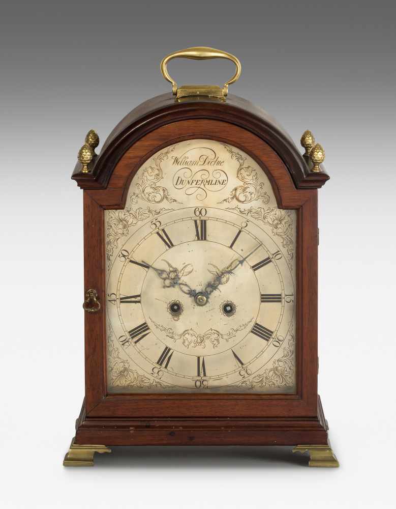 Bracket Clock William DickieEngland, 18.Jh. Holzgehäuse auf vier vergoldeten Bronzefüsschen mit