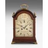 Bracket Clock William DickieEngland, 18.Jh. Holzgehäuse auf vier vergoldeten Bronzefüsschen mit