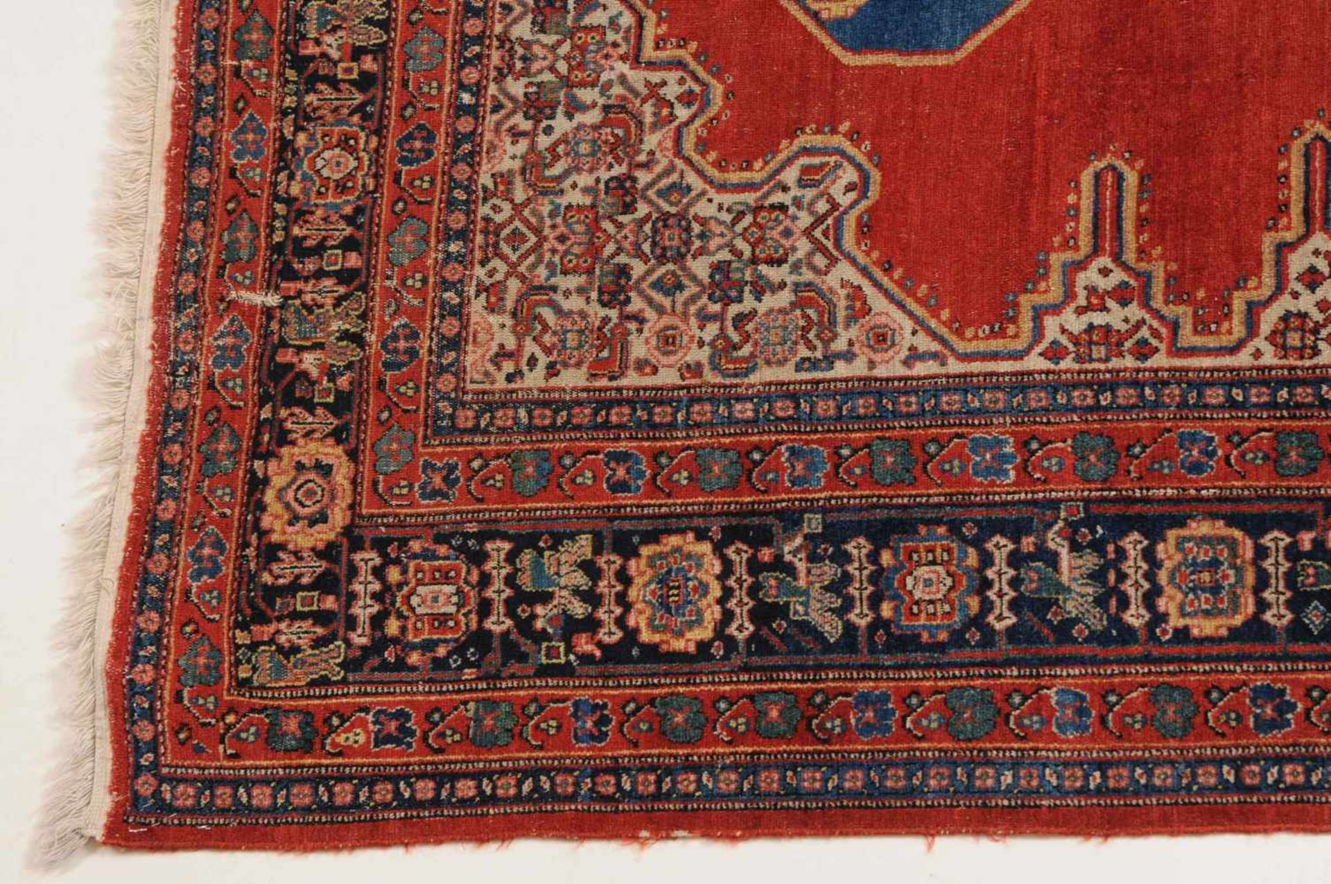 SenneW-Persien, um 1910. Im ruhigen ziegelroten Feld figuriert eine elegant angelegte blaue - Bild 4 aus 11