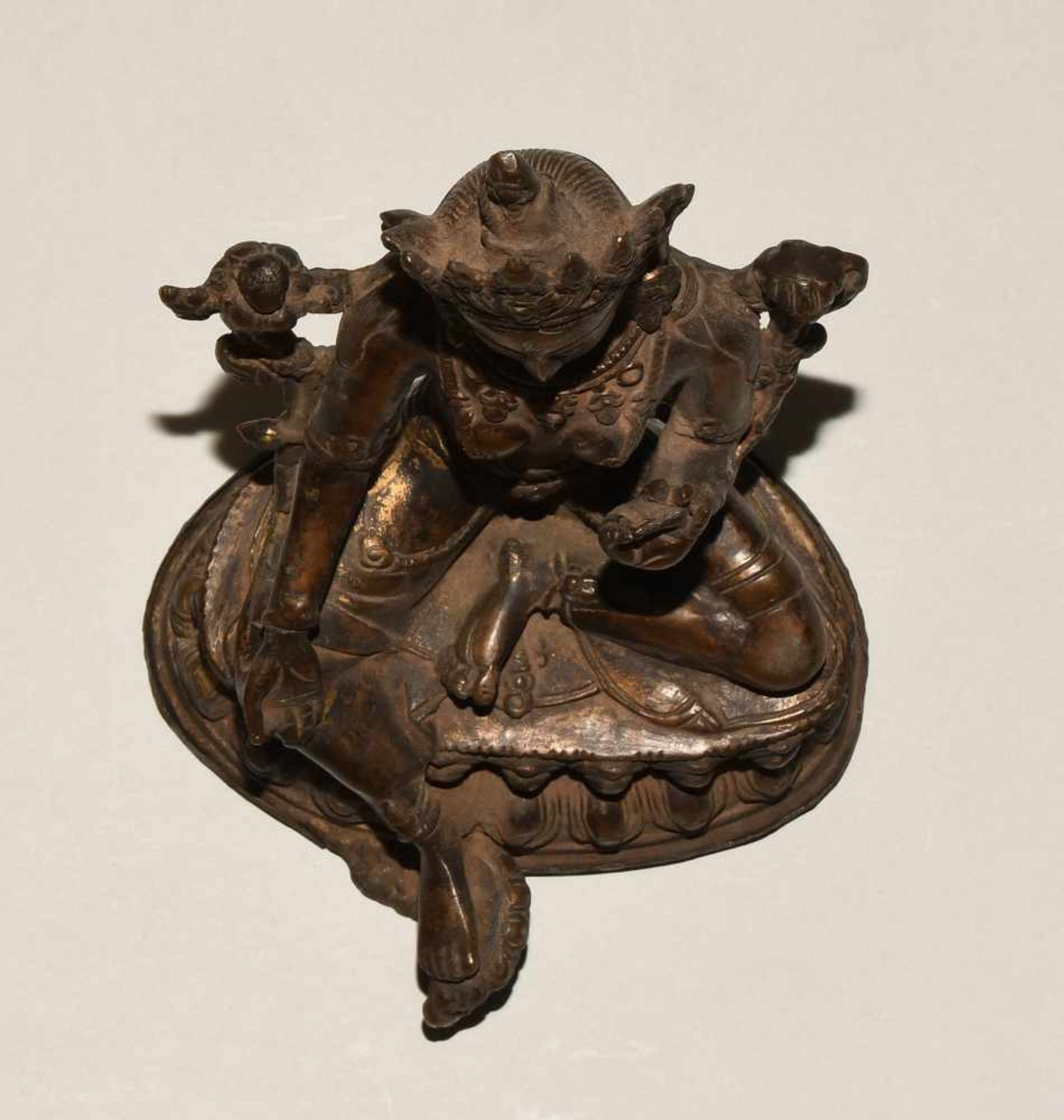 Figur der Grünen TaraNepal. Bronze mit Resten einer Vergoldung und roten Fassung. Auf doppeltem - Bild 6 aus 8