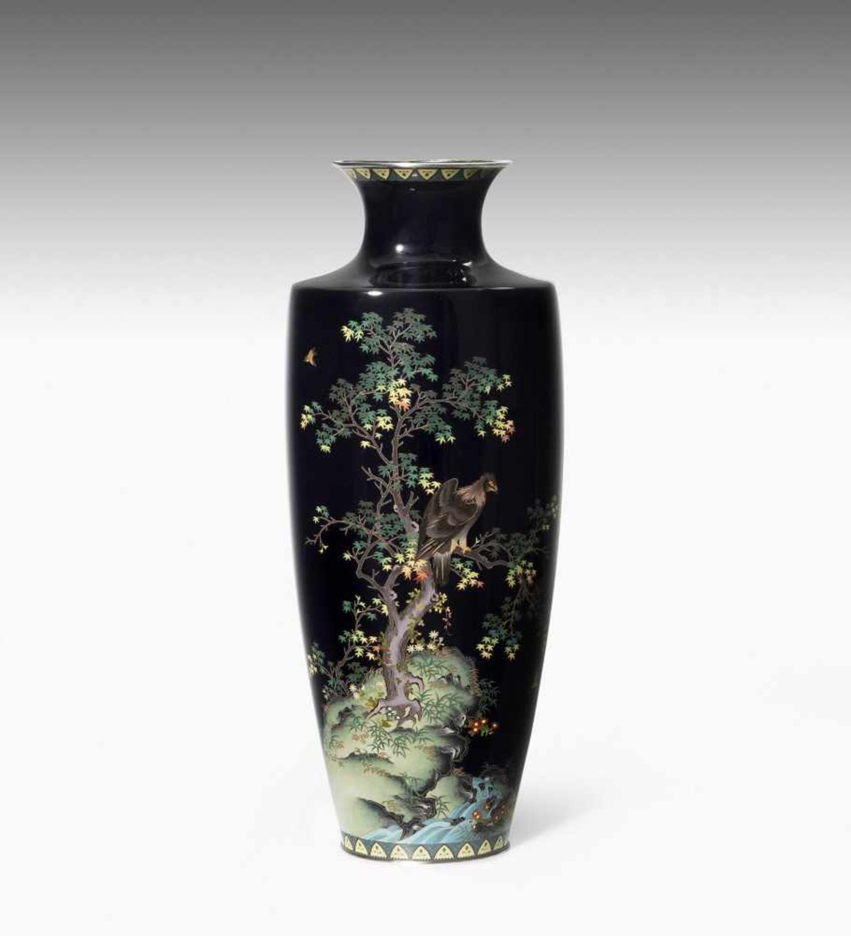 Cloisonné VaseJapan, Meiji-Zeit. Inaba Nanaho Studio-Marke. Mit Jungin Silberpunze. Polychromer