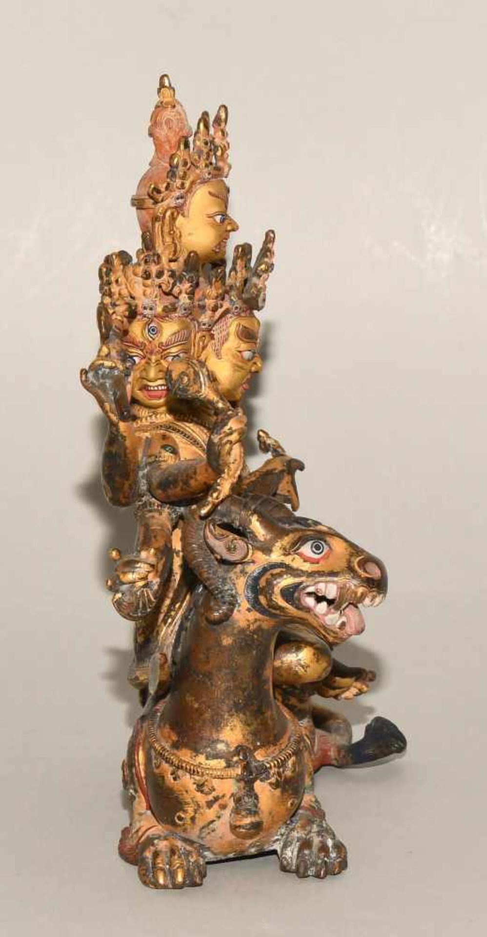 Figur des VajrabhairavaTibet. Bronze, feuervergoldet. Gesichter und Haar kaltbemalt. Zweiteilig. - Bild 5 aus 9