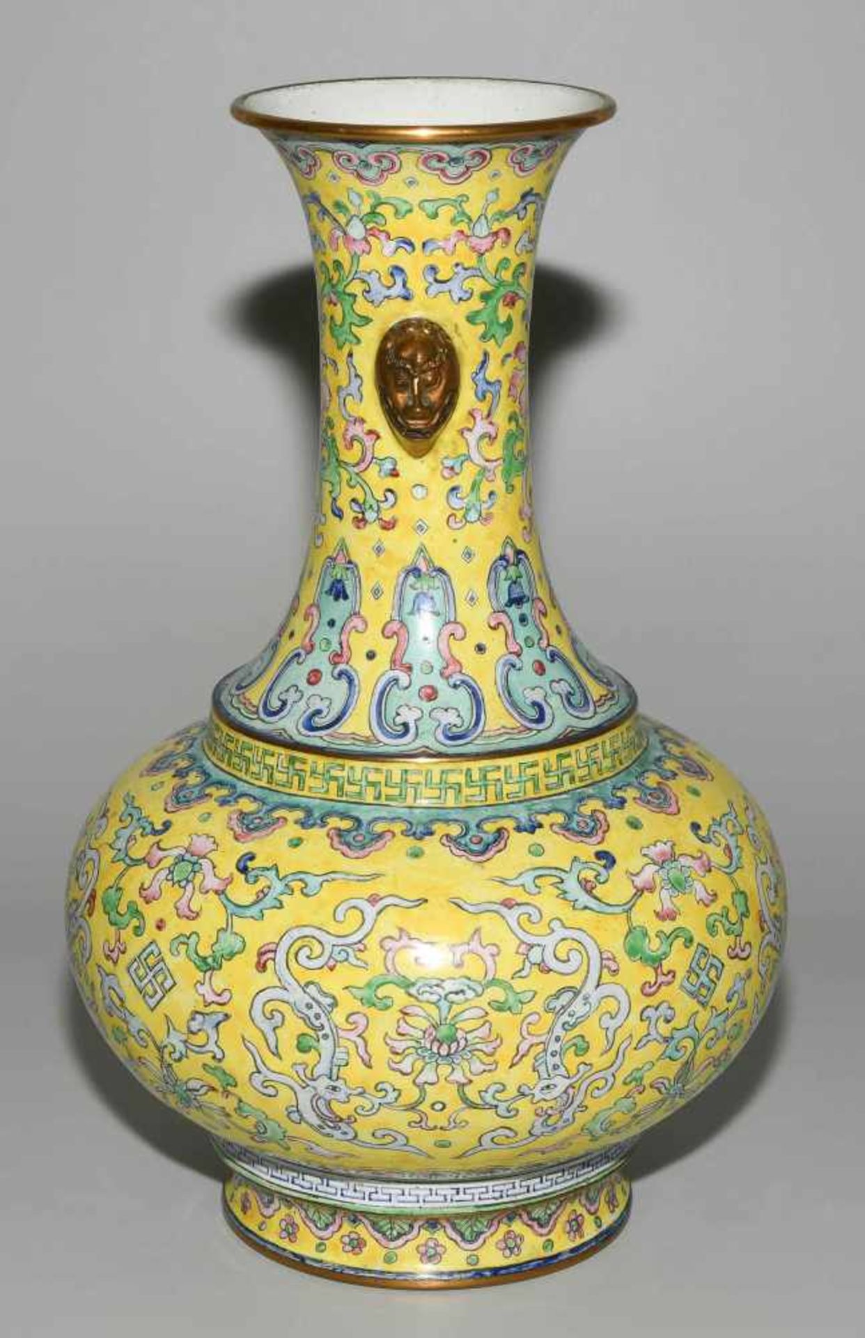 Canton Email VaseChina, Qing-Dynastie. Canton Email. Bauchige Vase mit langem, ausladenden Hals, die - Bild 3 aus 8