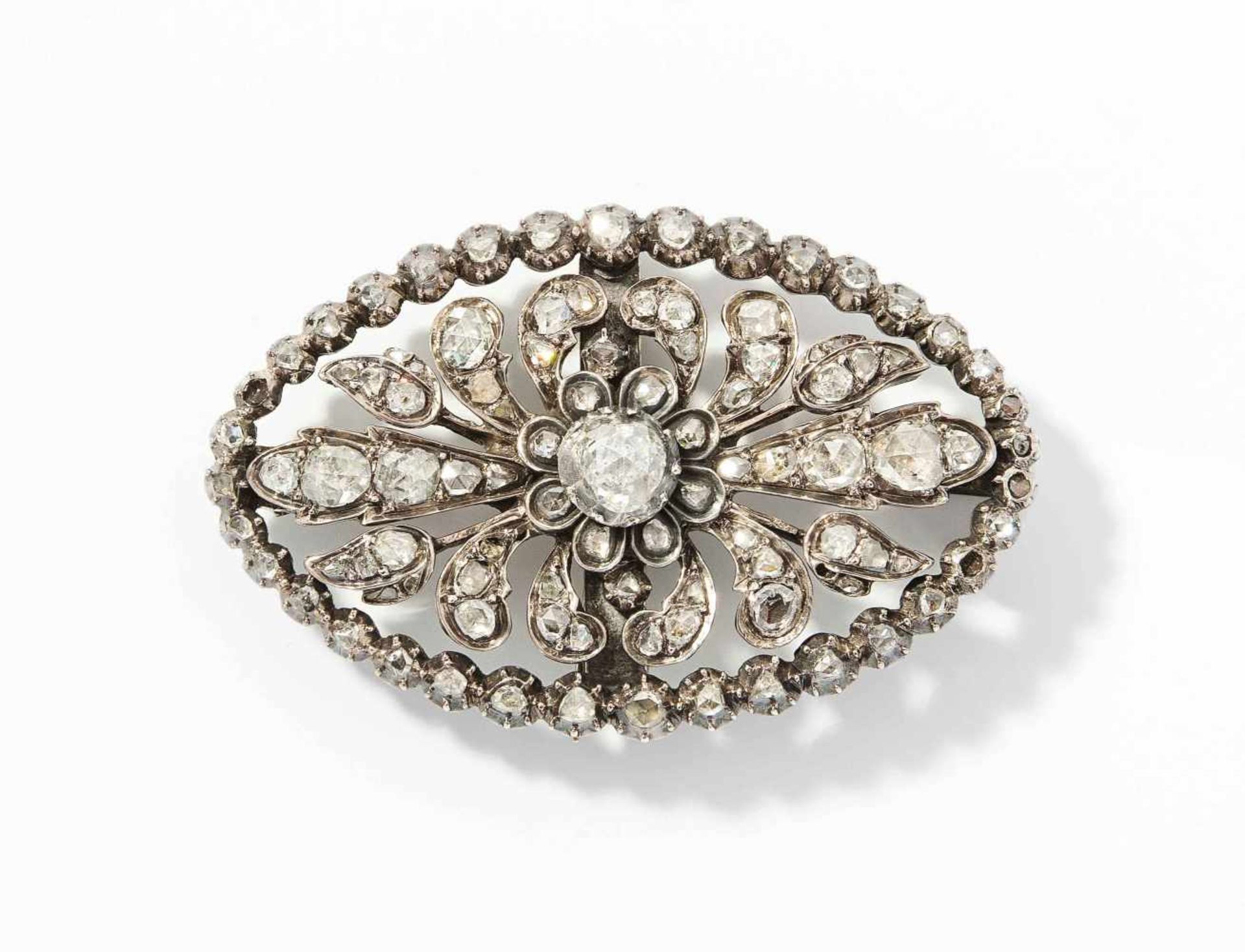 Diamant-Brosche19.Jh. Silber. Ovale Form mit floralem Motiv. Ausgefasst mit 1 Diamantrose ca. 5 mm Ø