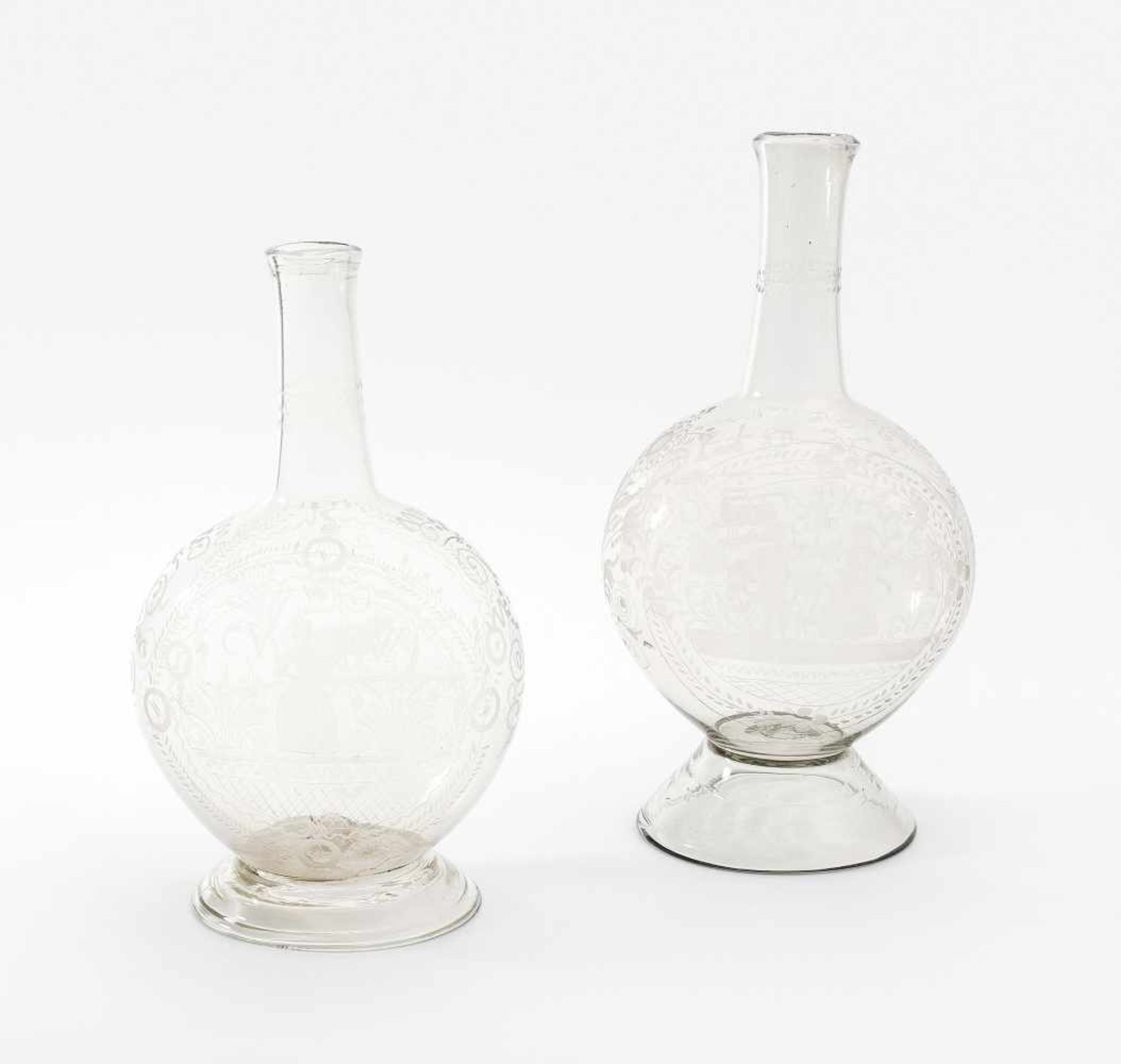 Alpenländisch2 Kugelflaschen. Um 1800. Flühli. Farbloses Glas, gerutschter Mattschnittdekor. Die