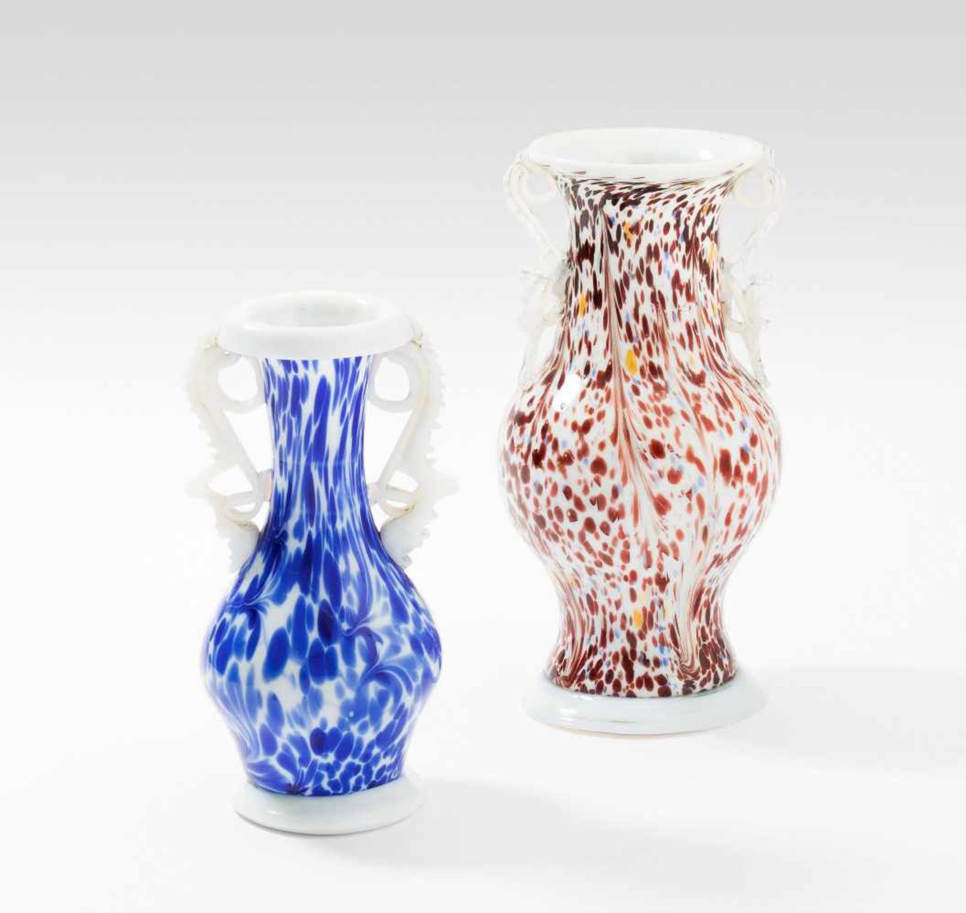 Alpenländisch2 kleine Vasen. 19.Jh. Wohl Flühli. Weisses Opalglas mit braun-hellblau-gelben bzw.