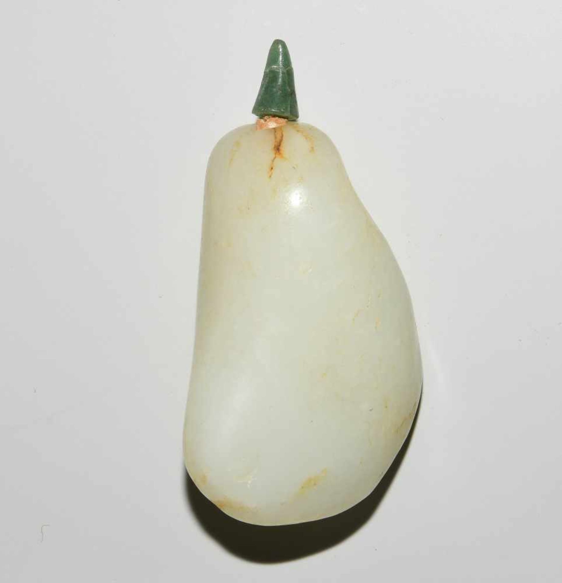 Snuff BottleChina, 20.Jh. Helle celadonfarbene Jade. In Form eines Kiesels. H 9,5 cm. - Stöpsel - Bild 2 aus 9