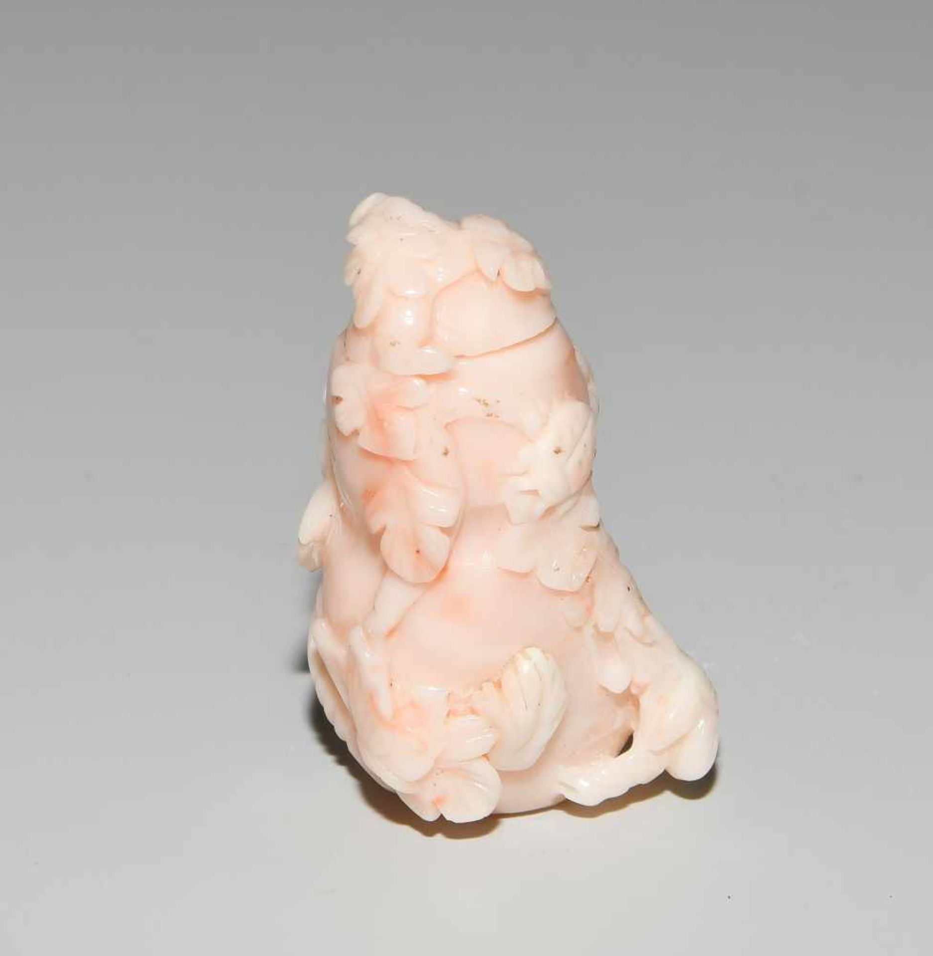 Snuff BottleChina, 20.Jh. Helle, lachsfarbene Koralle. Kalebassenform, umwickelt von einer - Bild 4 aus 8