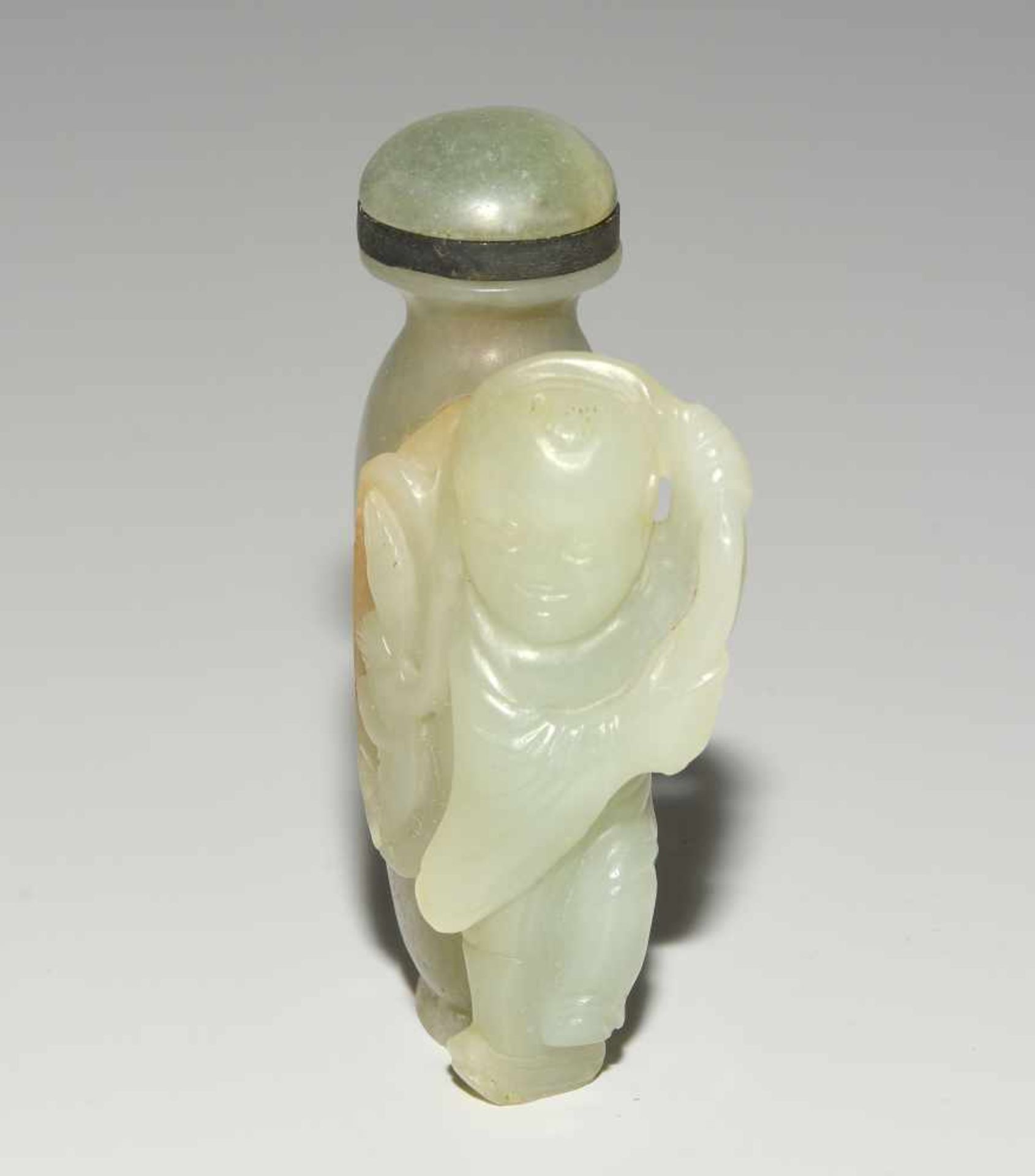Snuff BottleChina, 20.Jh. Celadonfarbene Jade. Balusterförmiges Gefäss, seitlich reliefiert mit - Bild 3 aus 9