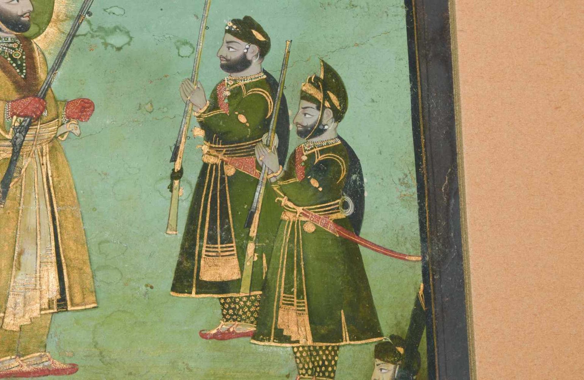 MiniaturmalereiIndien, Rajasthan. Pigmentfarben und Gold auf Papier. Maharaja mit Gewehr und seine - Bild 8 aus 11