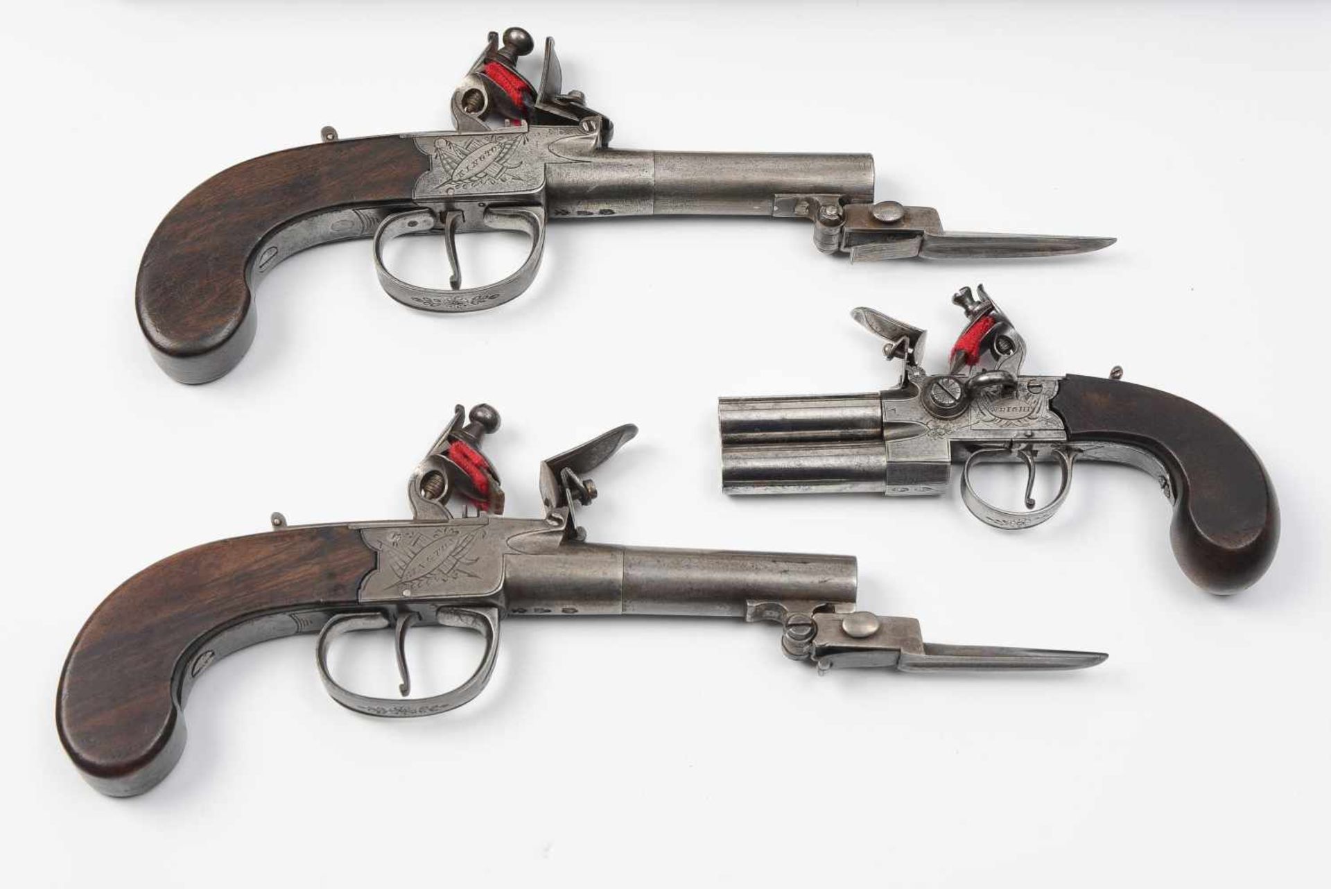 Kassette mit drei SteinschlosspistolenWright Kington, Engand, 18.Jh. 1 Paar Steinschlosspistolen mit - Bild 2 aus 4