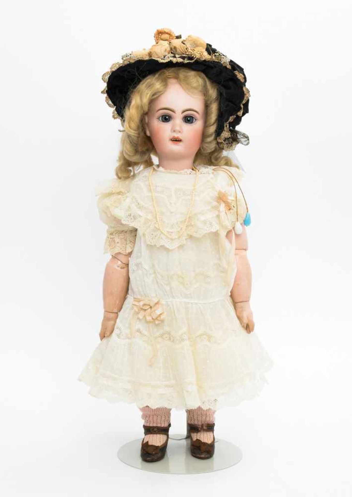 (Jumeau-)Puppe mit MamastimmeFrankreich, um 1900. Unbezeichnet. Kurbelkopf mit Schlafaugen und