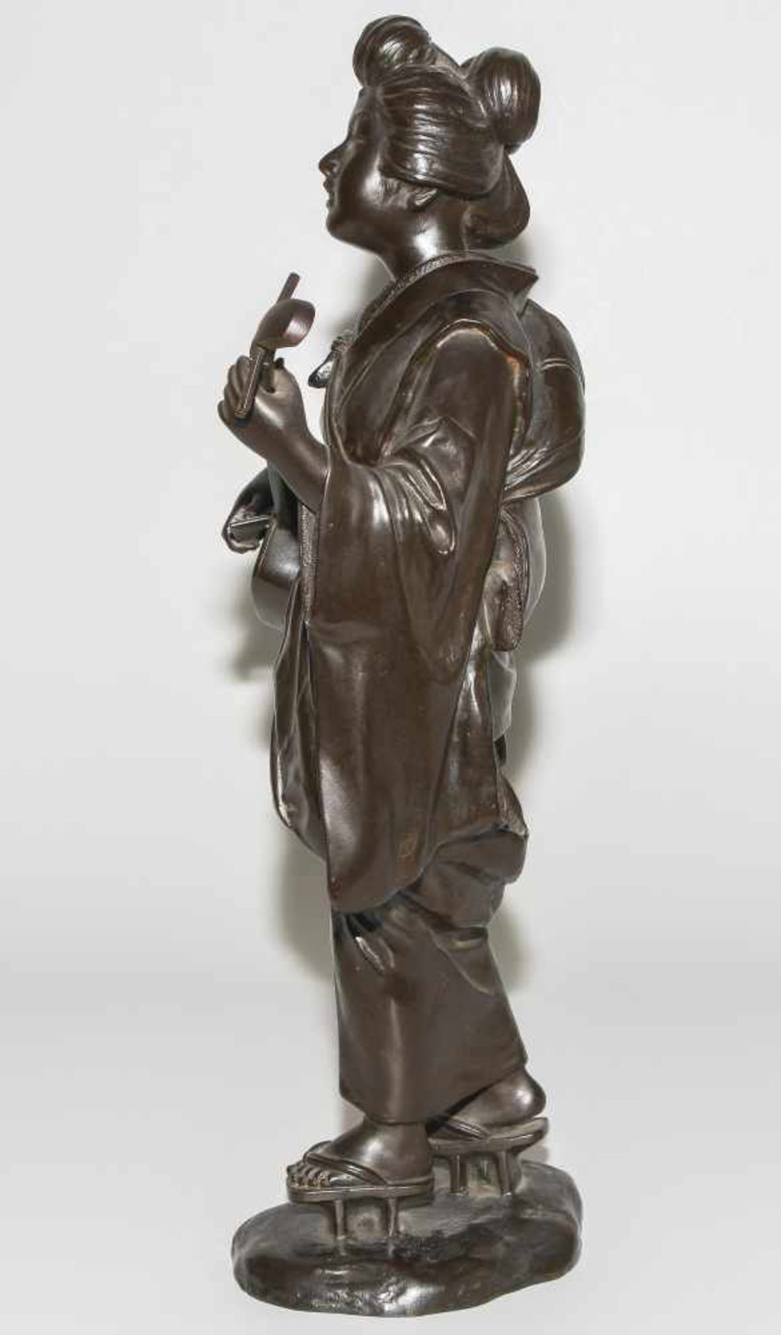 Okimono von Genryûsai Seiya (1868–1912)Japan, Meiji-Zeit. Bronze. Signiert Seiya. Singende - Bild 3 aus 8