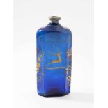 AlpenländischKleine Schnapsflasche, dat. 1744. Blaues Glas, Emailmalerei mit springendem Hirsch