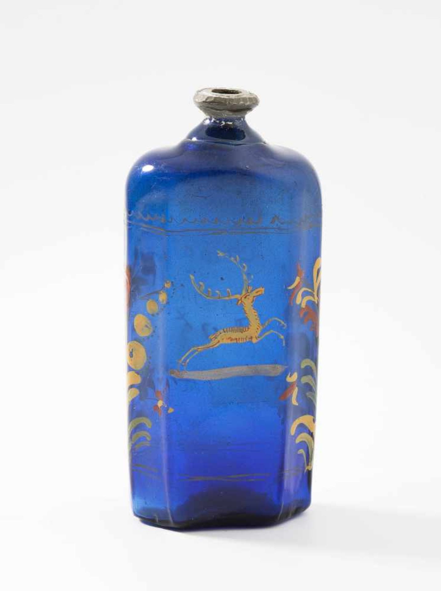 AlpenländischKleine Schnapsflasche, dat. 1744. Blaues Glas, Emailmalerei mit springendem Hirsch