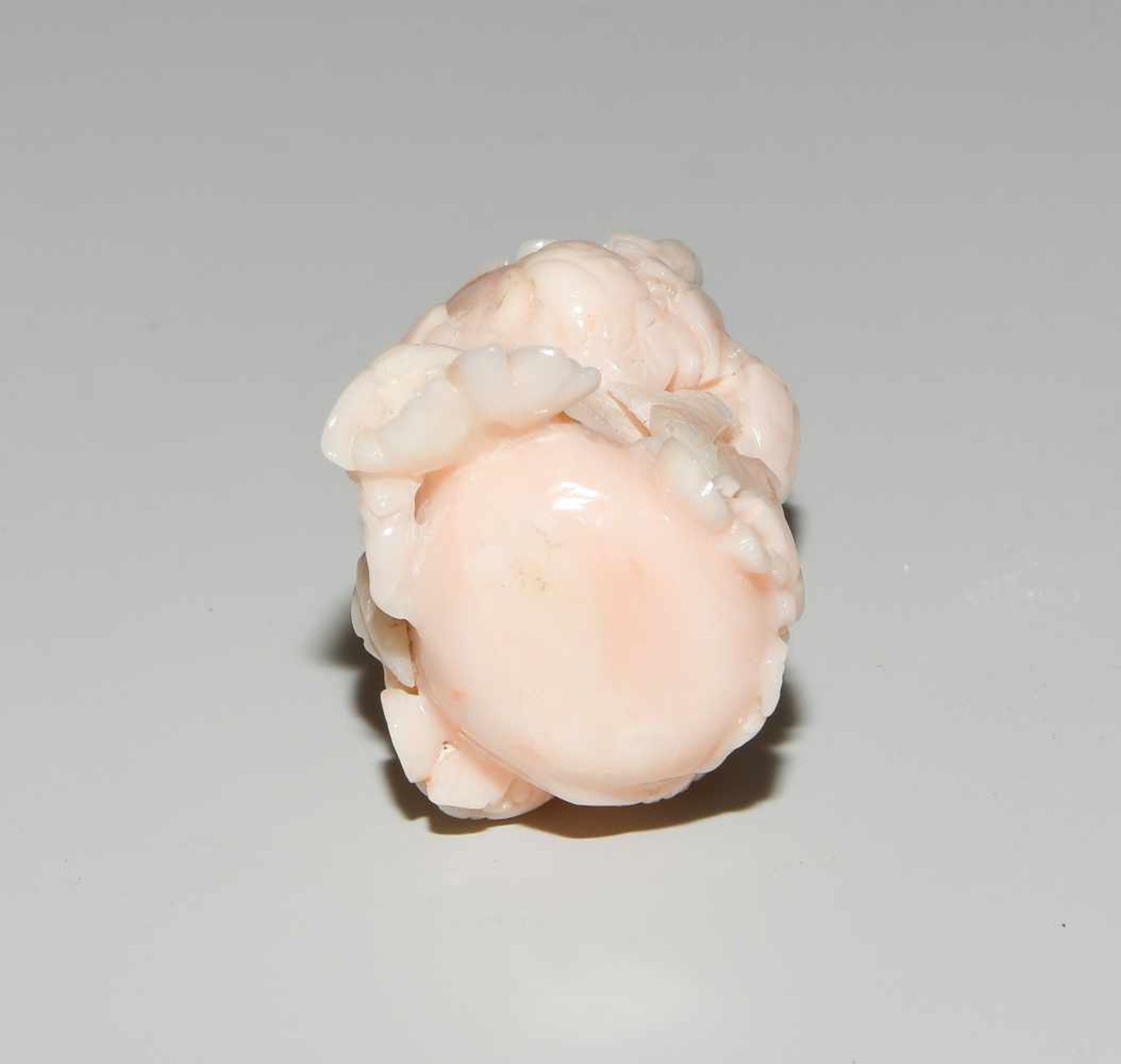 Snuff BottleChina, 20.Jh. Helle, lachsfarbene Koralle. Kalebassenform, umwickelt von einer - Bild 6 aus 8